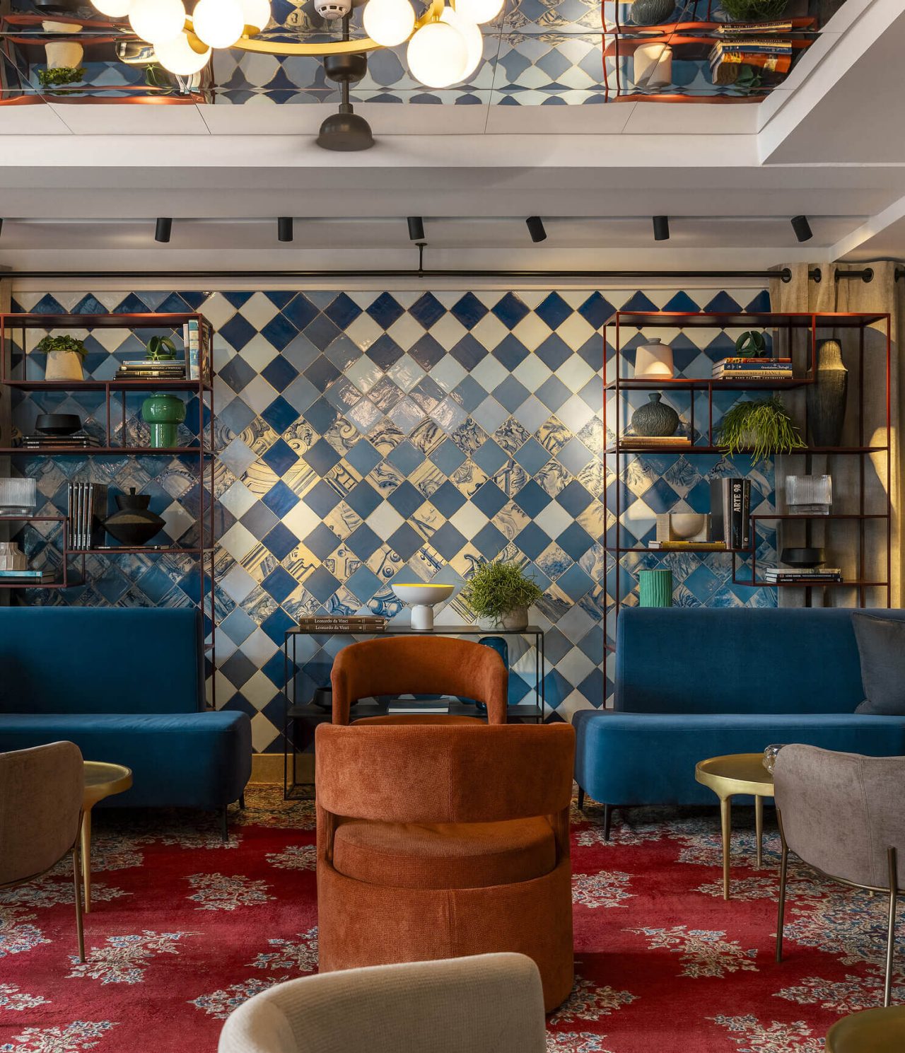 O bar Nery, do Hotel na Baixa de Lisboa, tem decoração moderna com plantas e serve bebidas alcoólicas como cocktails