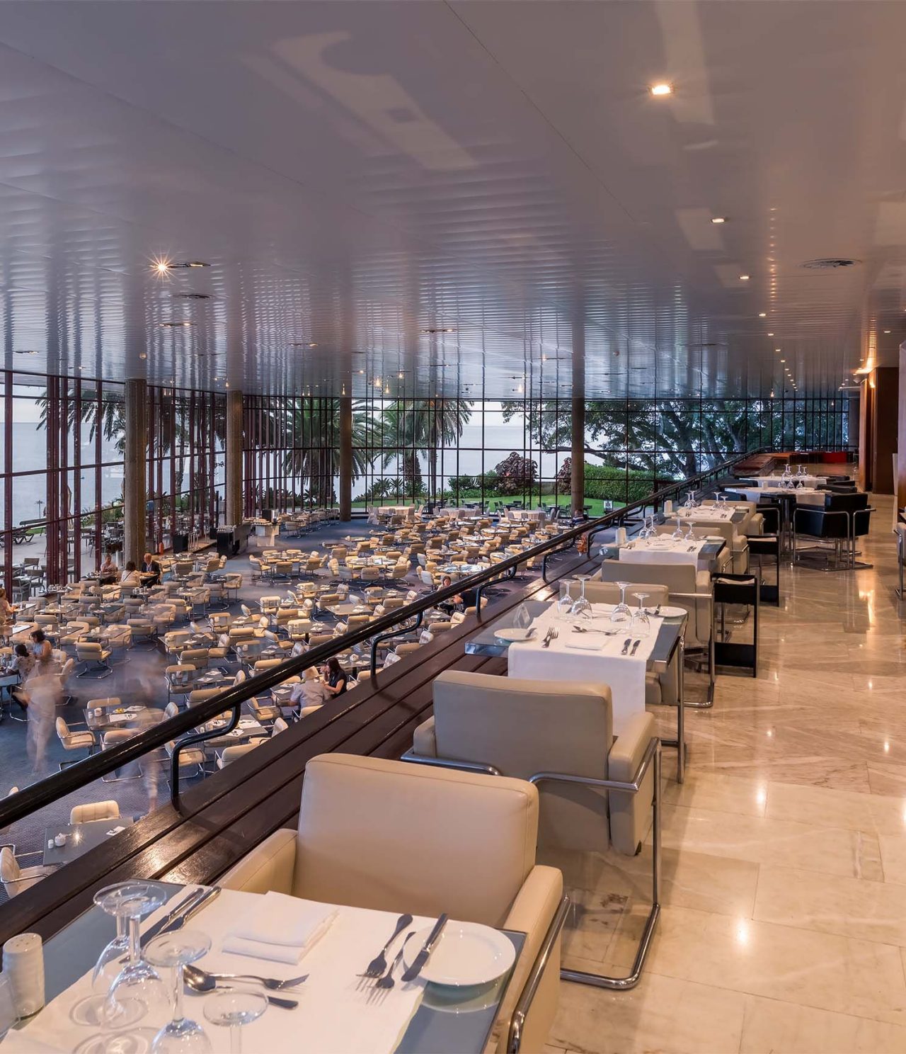 O restaurante Panorâmico, do Hotel 5 Estrelas no Centro do Funchal, tem várias mesas com cadeiras almofadadas