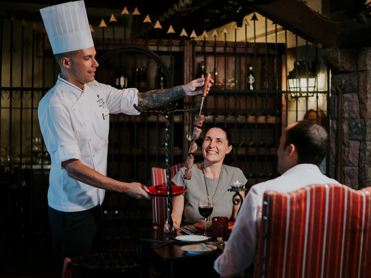 O restaurante Taverna Grill, do Hotel no Centro do Funchal, na Madeira, tem um chef a servir espetadas de carne