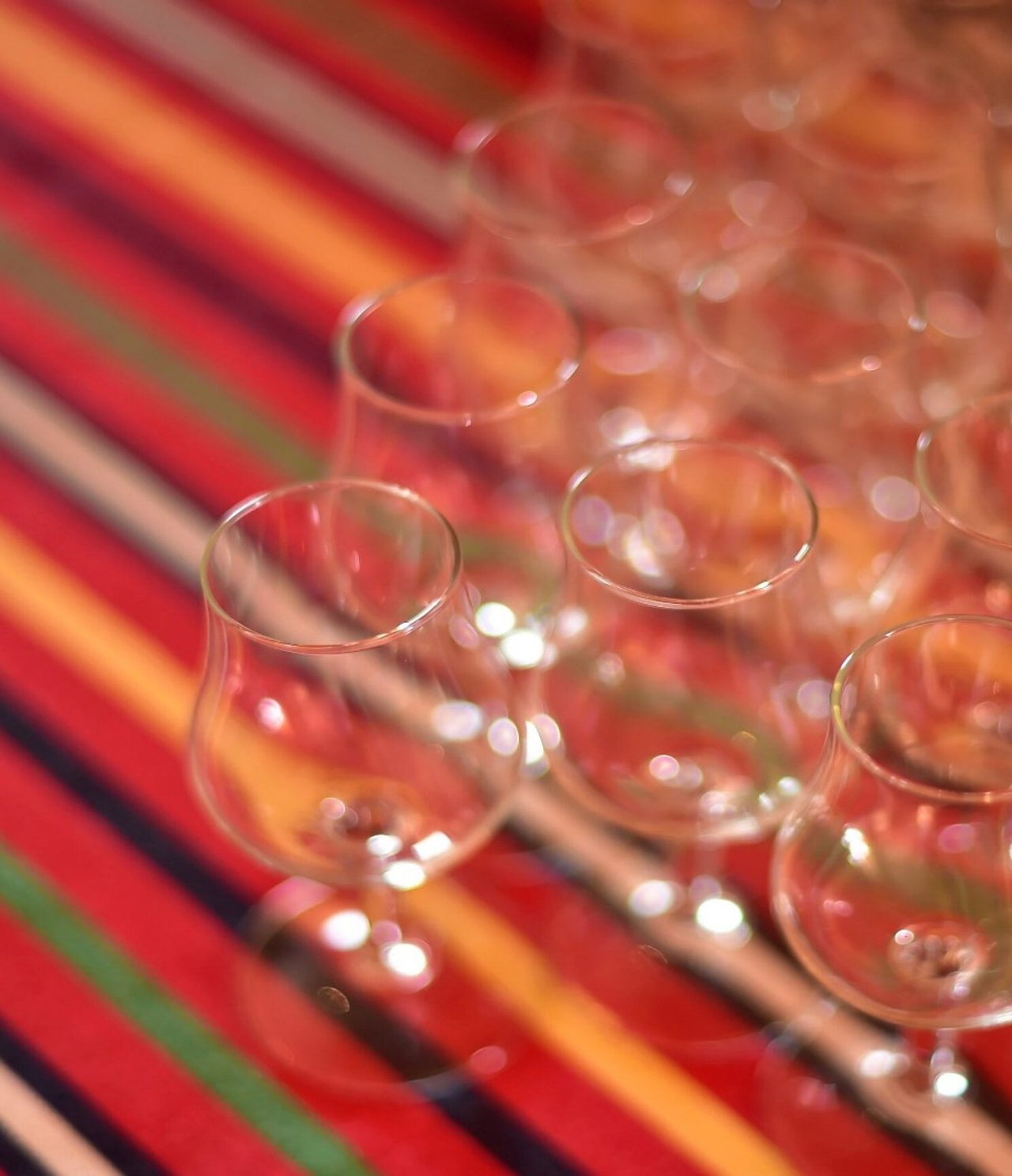 O restaurante Botanic, do Hotel 5 Estrelas no Funchal, tem uma mesa, com toalha ás riscas, e vários copos