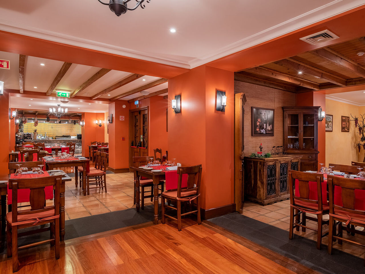 O restaurante Adega Madeirense, do Hotel Romântico no Funchal, na Madeira, tem decoração antiga e paredes laranja