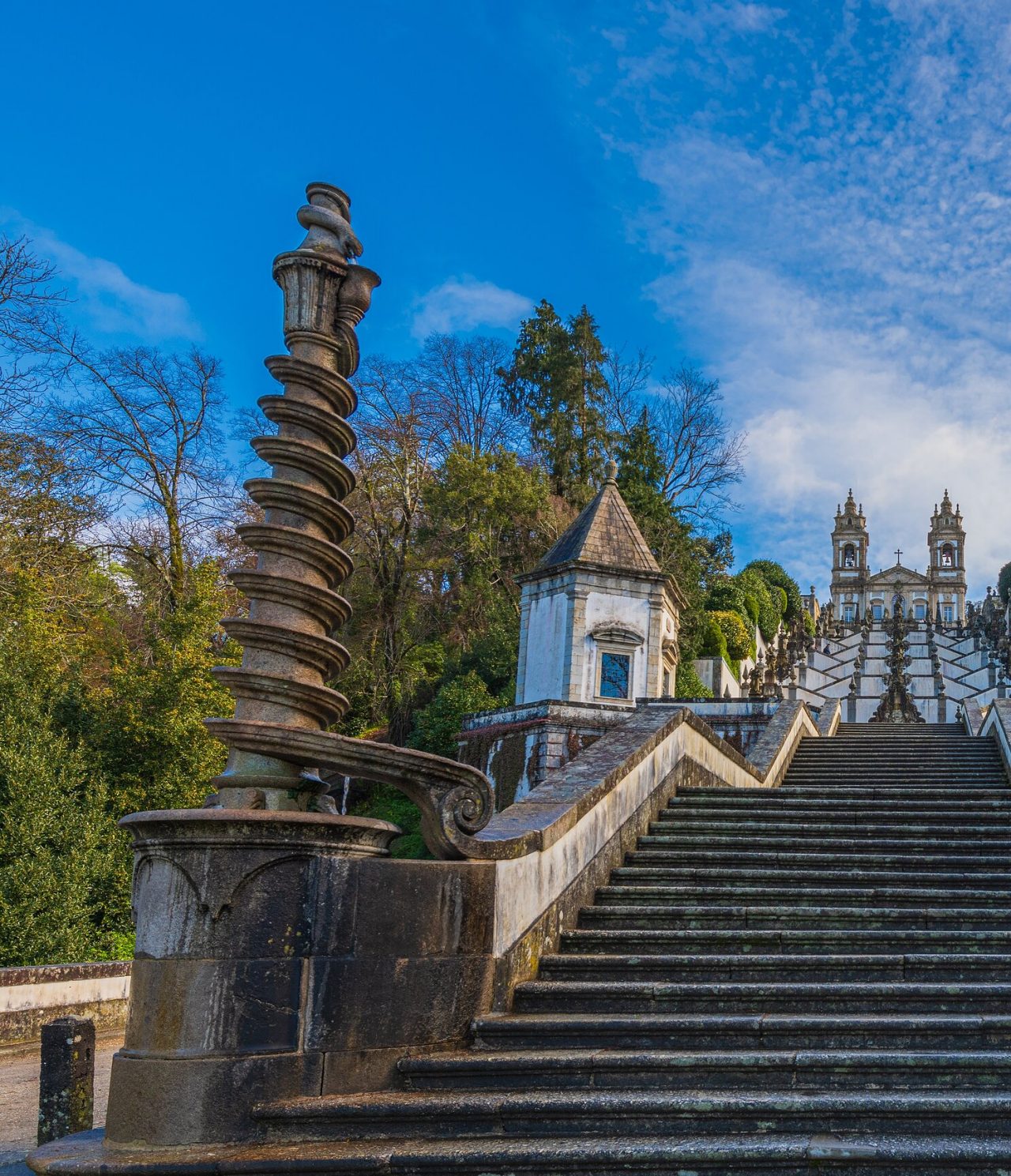 Vista frontal da escadaria e do Santuário do Bom Jesus, com a fachada principal da igreja no topo