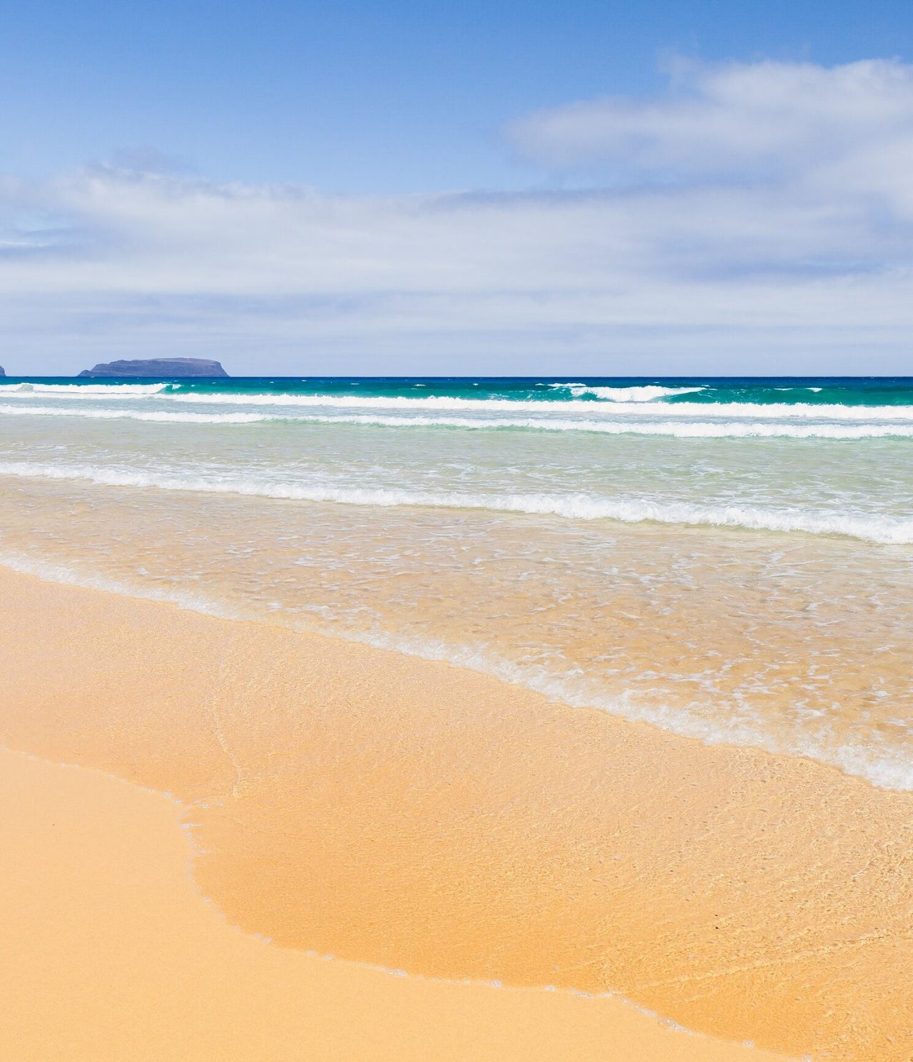 Vista da praia de Porto Santo, em frente ao Pestana Porto Santo, com areia dourada e água azul turquesa