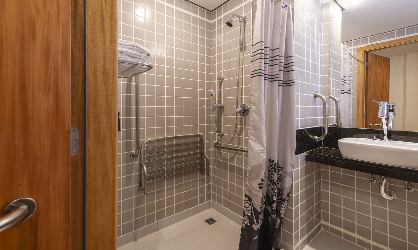 The Superior Disable at Pestana Curitiba has a bathroom with a shower adapted for people with mobility issues