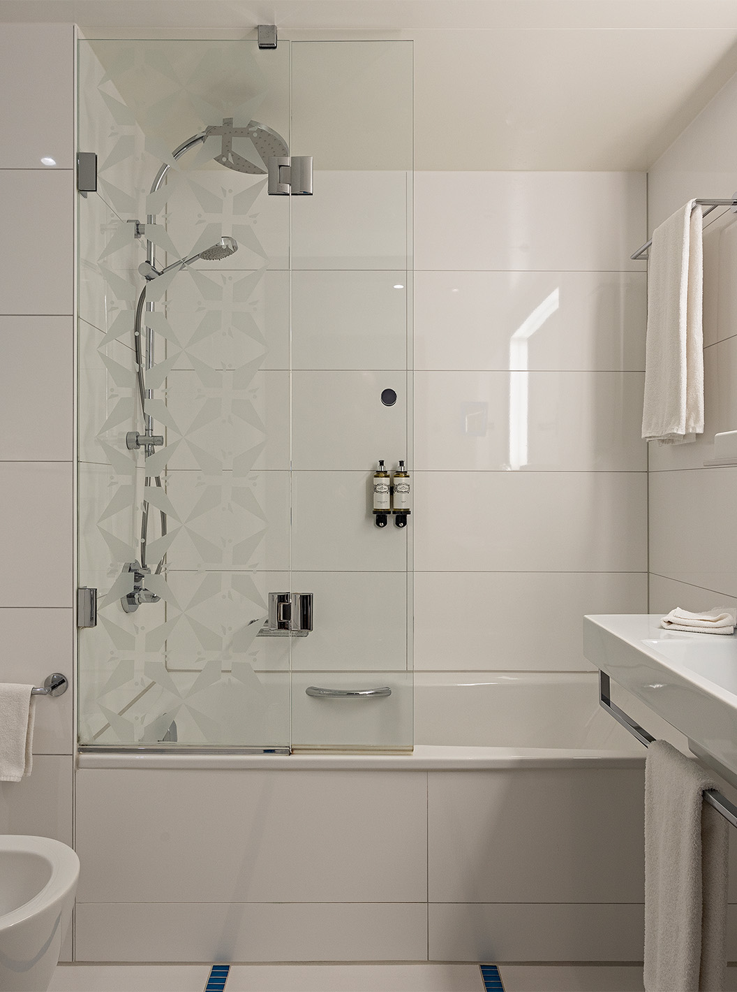 Grand Deluxe room at Pestana Berlin Tiergarten has a bathroom with bathtub and shower, and a sink