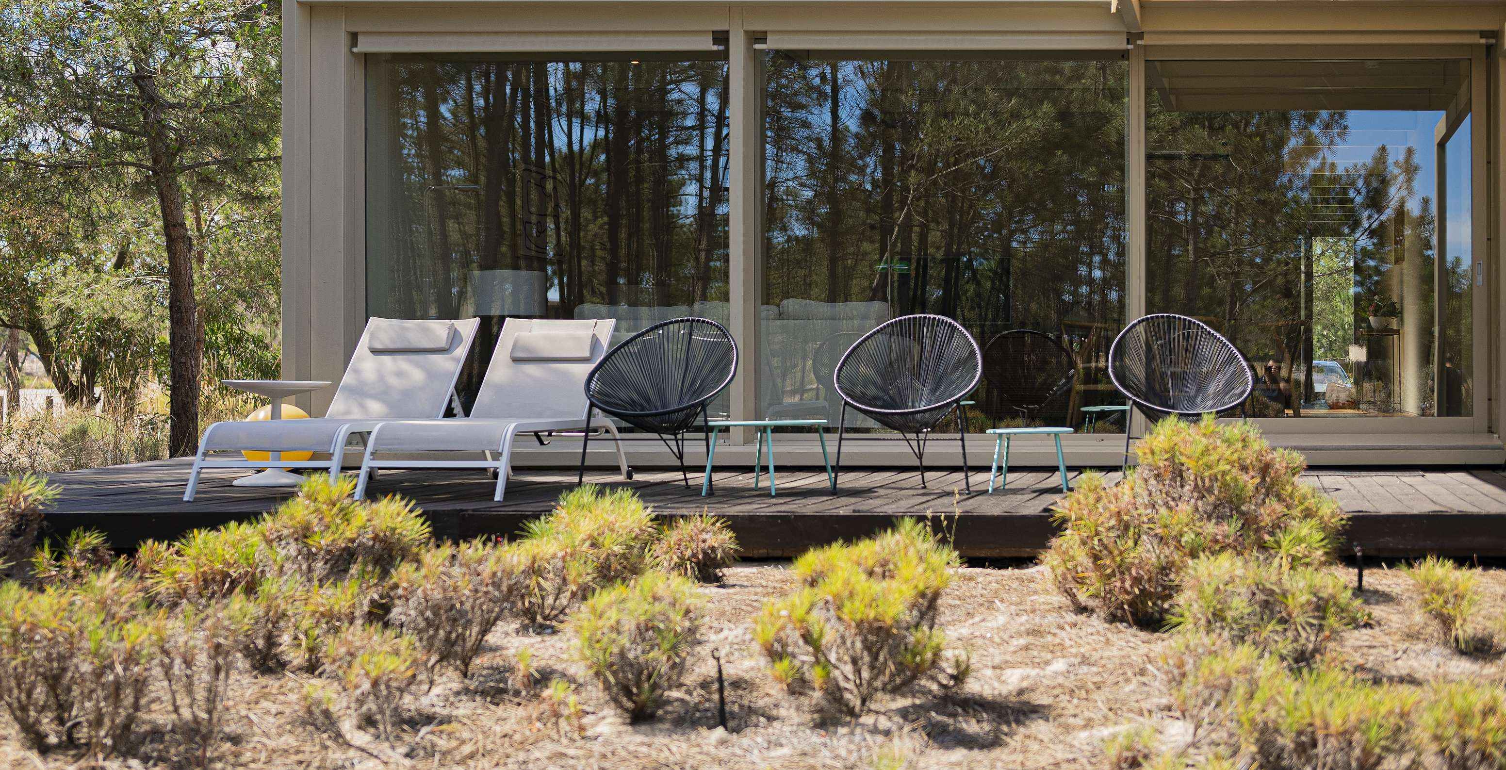 The Townhouse of Pestana Tróia Eco Resort has a terrace with sun loungers and three chairs