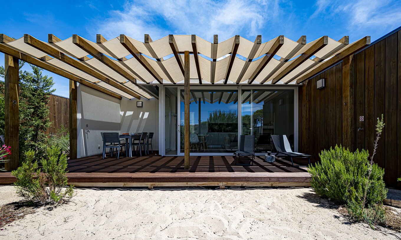 The Green Villa of Pestana Tróia Eco Resort has a terrace with two sun loungers and a table with chairs