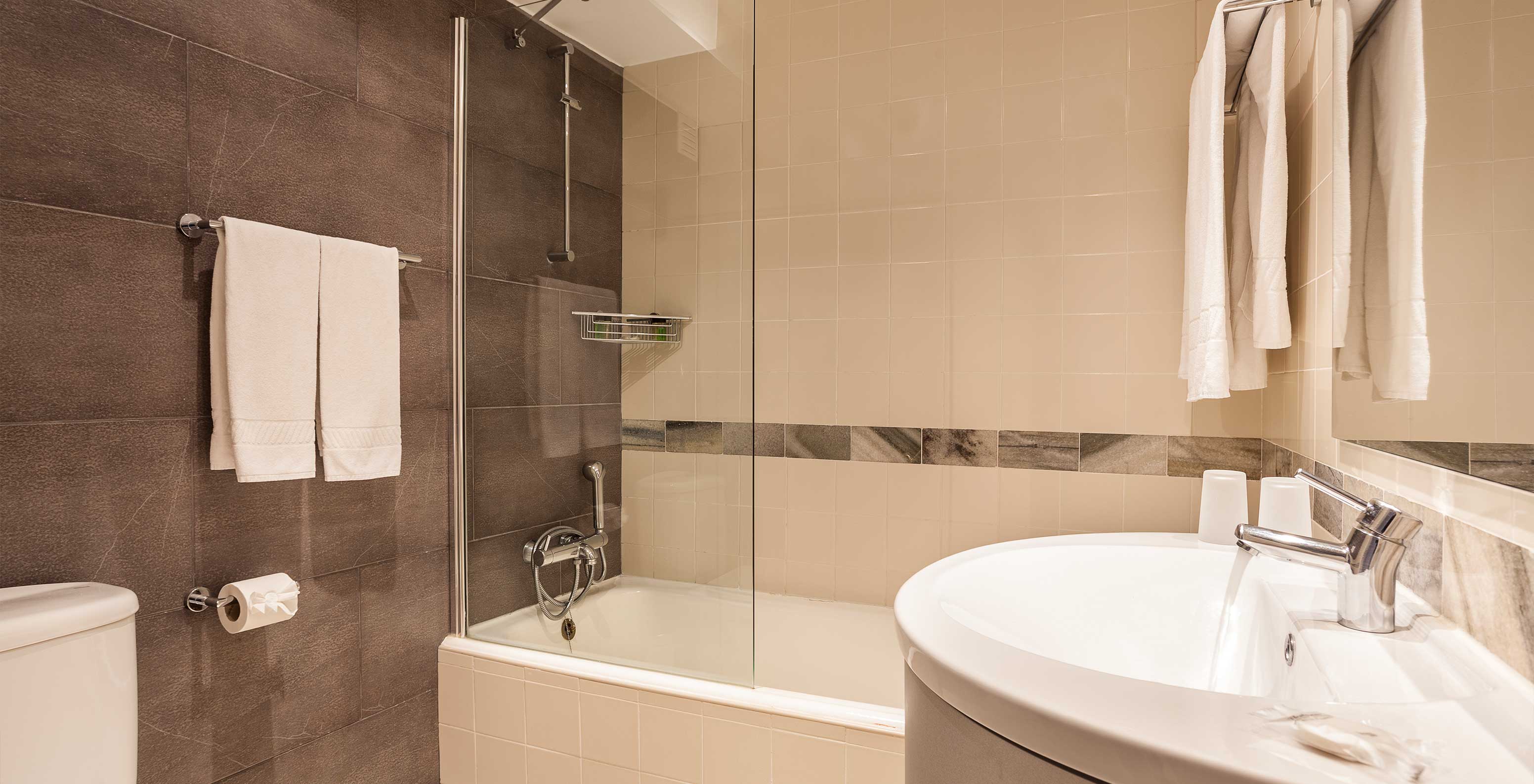 The Sea View Studio at Pestana Alvor Atlântico has a bathroom with a bathtub and shower
