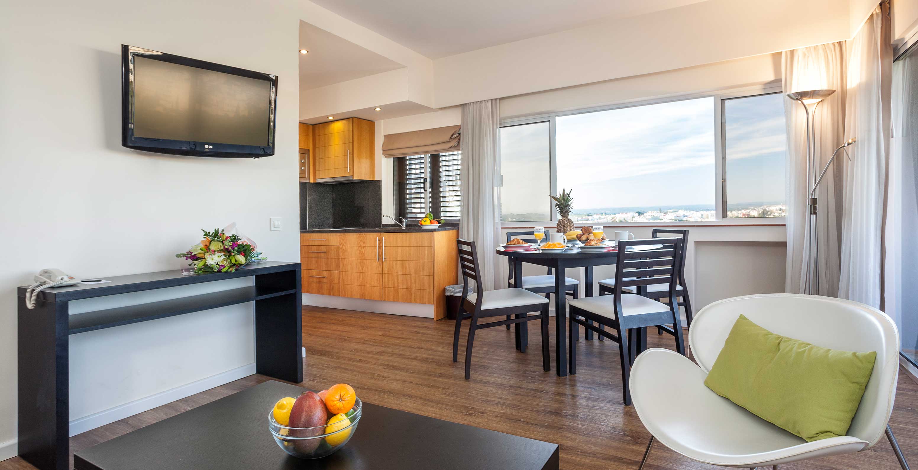The T1 Garden View Apartment at Pestana Alvor Atlântico is equipped with a kitchenette and table for meals