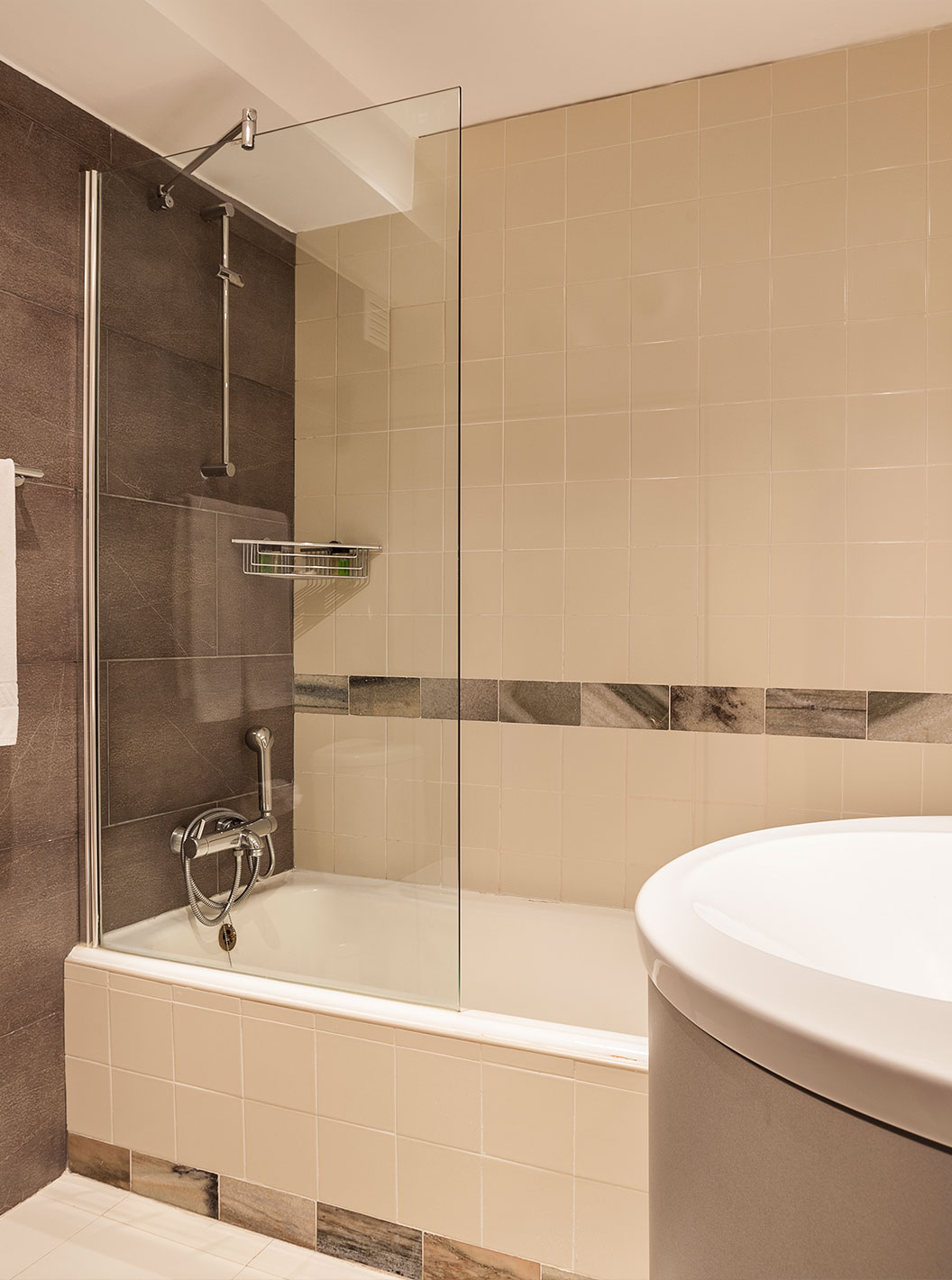 The Sea View Studio at Pestana Alvor Atlântico has a bathroom with a bathtub and shower