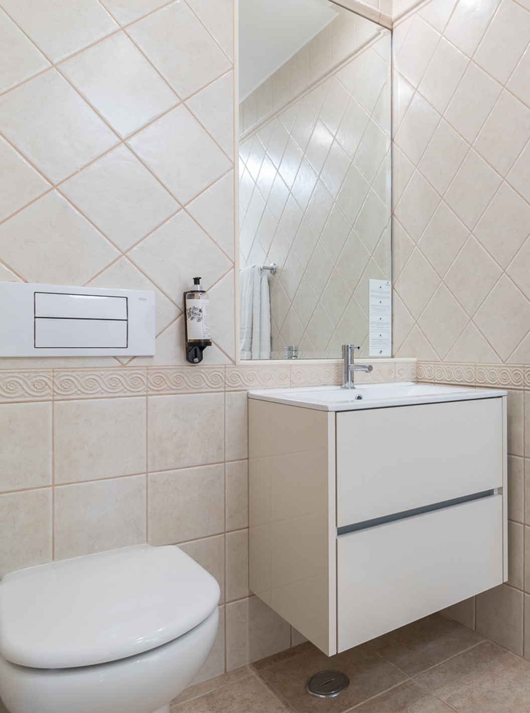 The two-bedroom apartment at Pestana Gramacho has an elegant bathroom with white towels and soft natural light