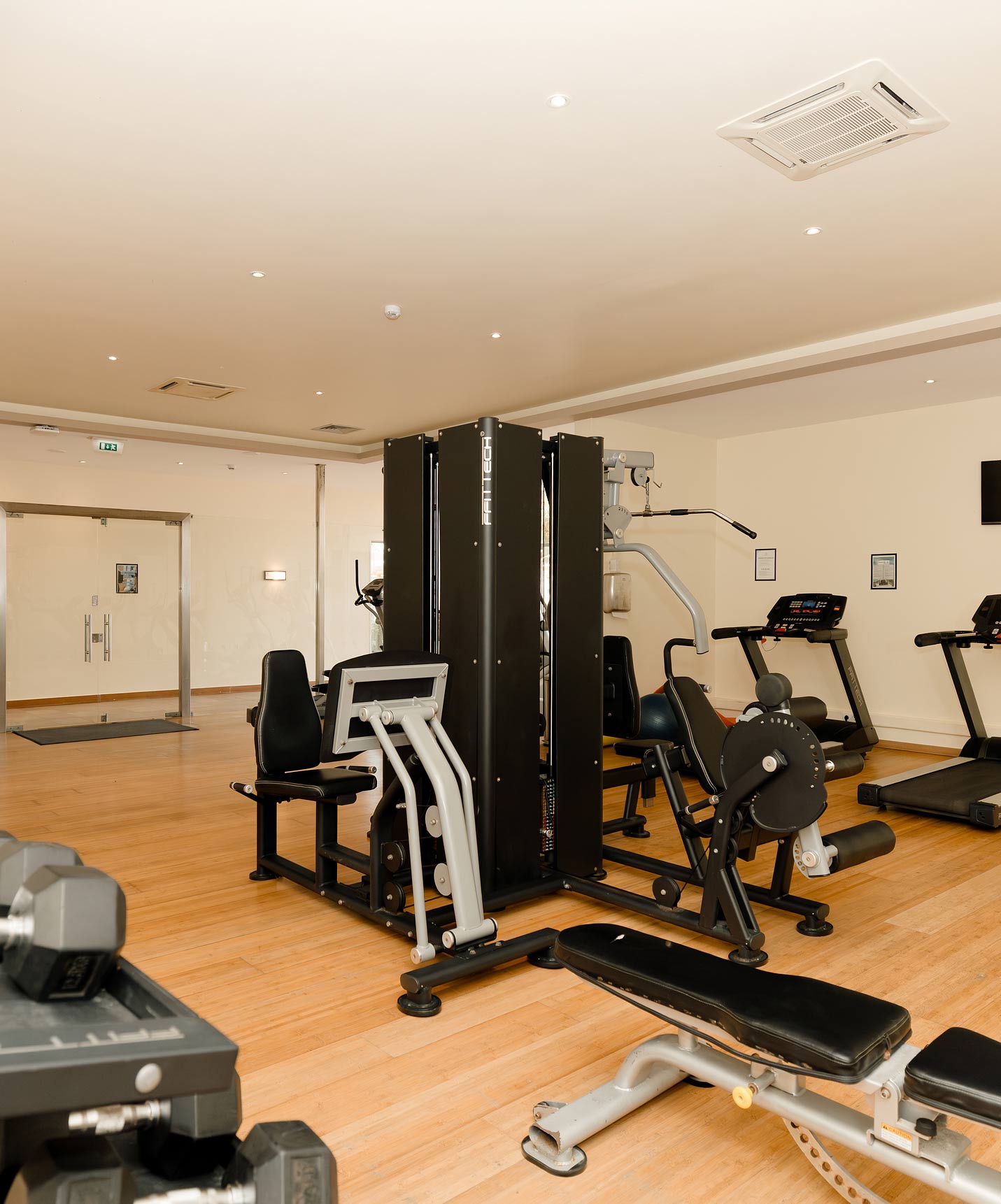 Pestana Viking gym, a hotel with pool in Armação de Pêra, with various machines for guests to use
