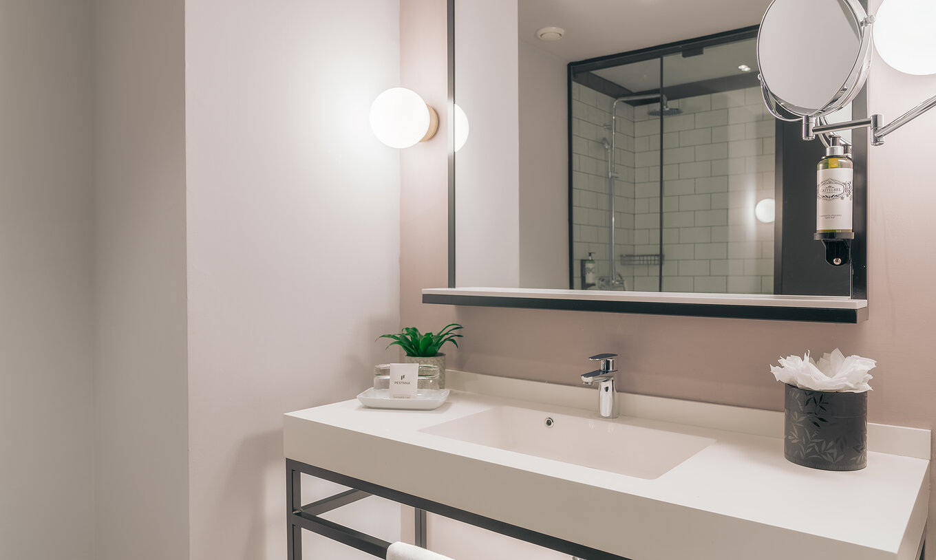 The Double Classic Room at Pestana Lisboa Vintage has a bathroom with sink with two mirrors and two side lights