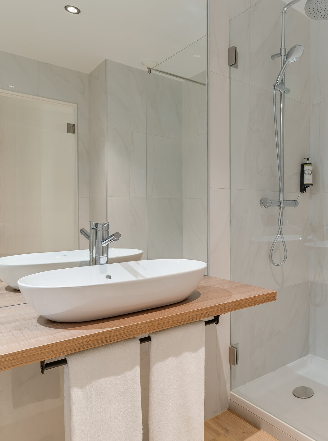 The Suite - Clubhouse of Pestana Sintra Golf has a modern bathroom with bathtub with shower and sink with mirror
