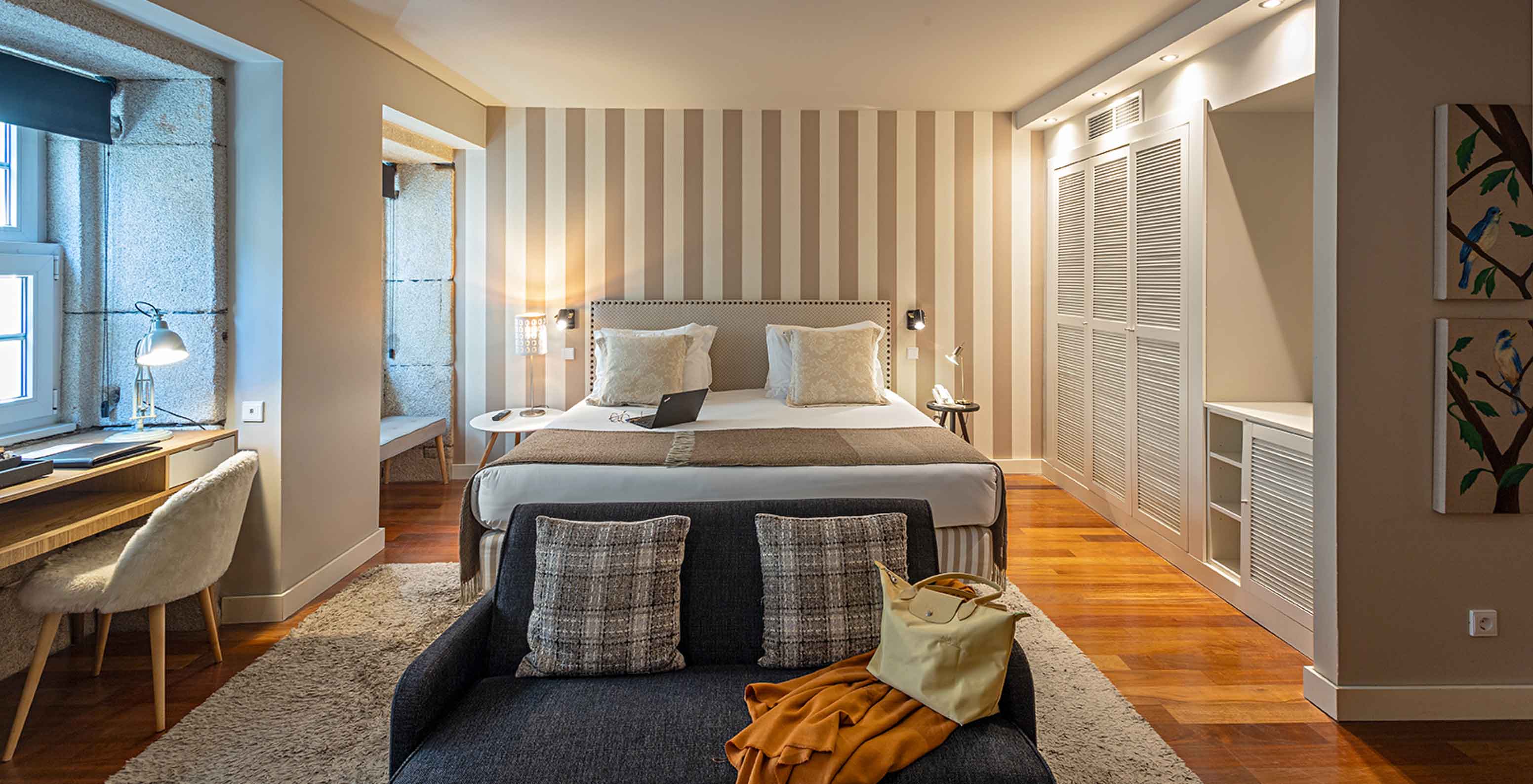 The Heritage Suite at Pestana Vintage Porto has a double bed, a sofa, a desk and a white wardrobe