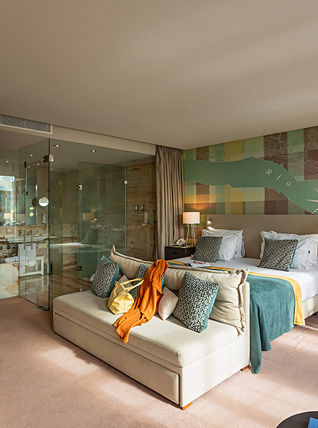The Vintage Grand View Balcony at Pestana Vintage Porto has a double bed, a sofa, a desk and a mirror