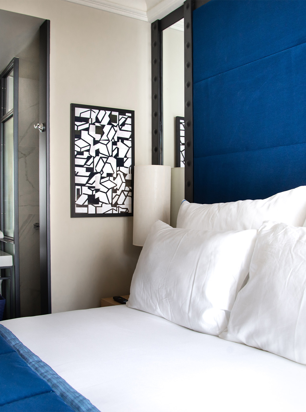 The Classic Room at Pestana Plaza Mayor Madrid has a double bed, a painting and bathroom with sink
