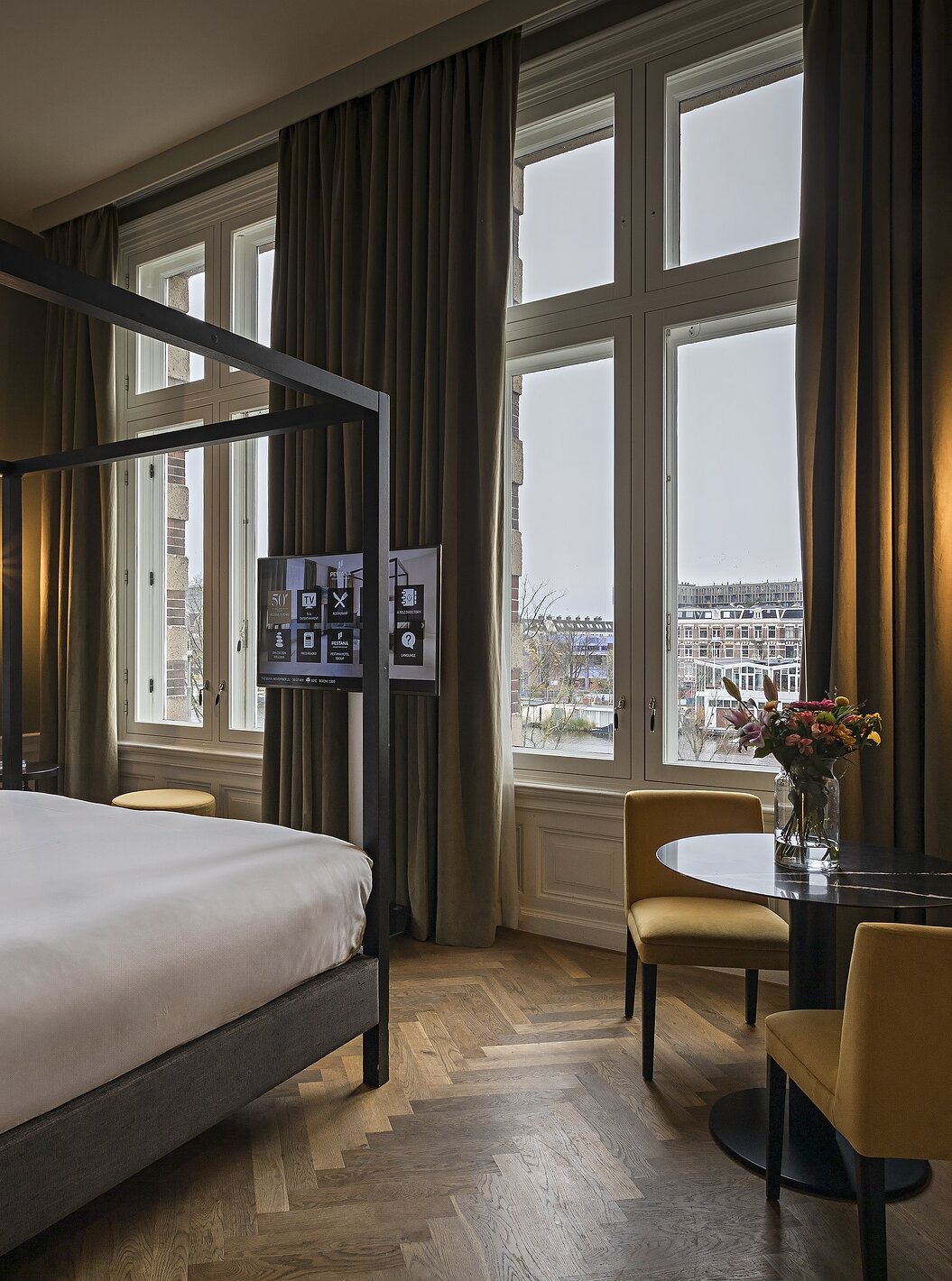 Presidential Suite - River View at Pestana Amsterdam Riverside has a double bed with canopy and TV