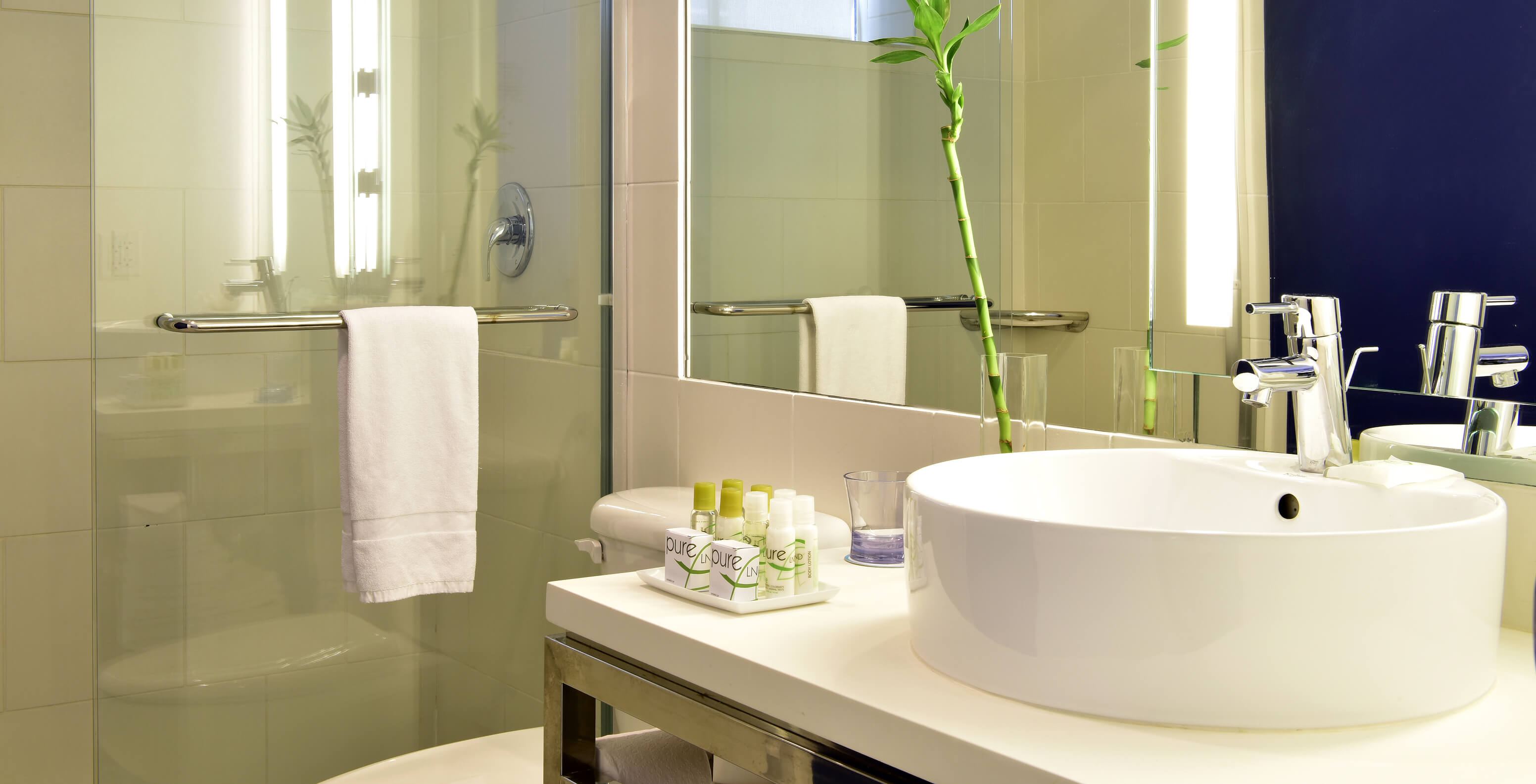 The Classic Double Beds - ADA at Pestana Miami South Beach has a sink, mirror, shower and toilet