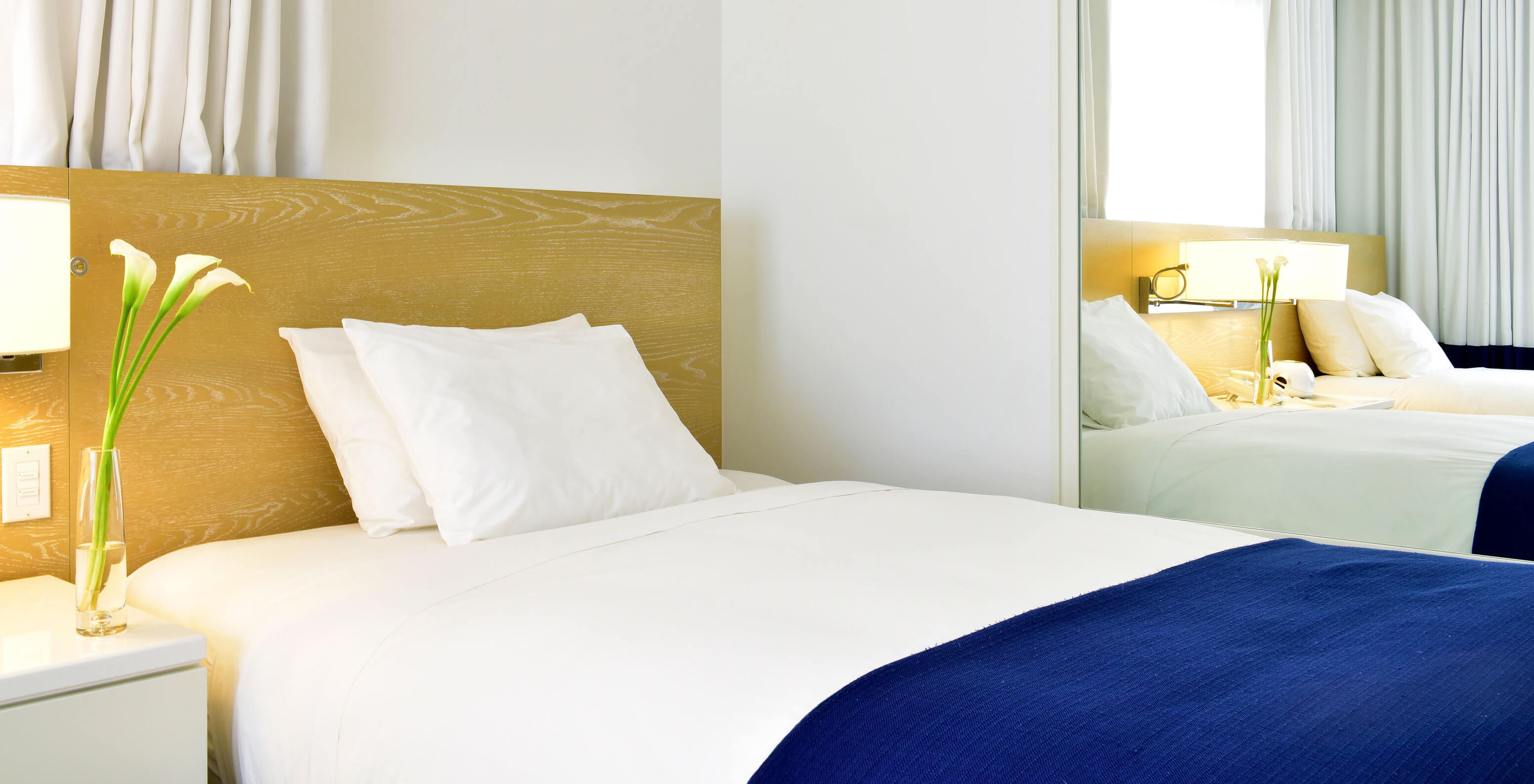 The Superior Double Beds with Balcony has a single bed, mirror and light decor at Pestana Miami