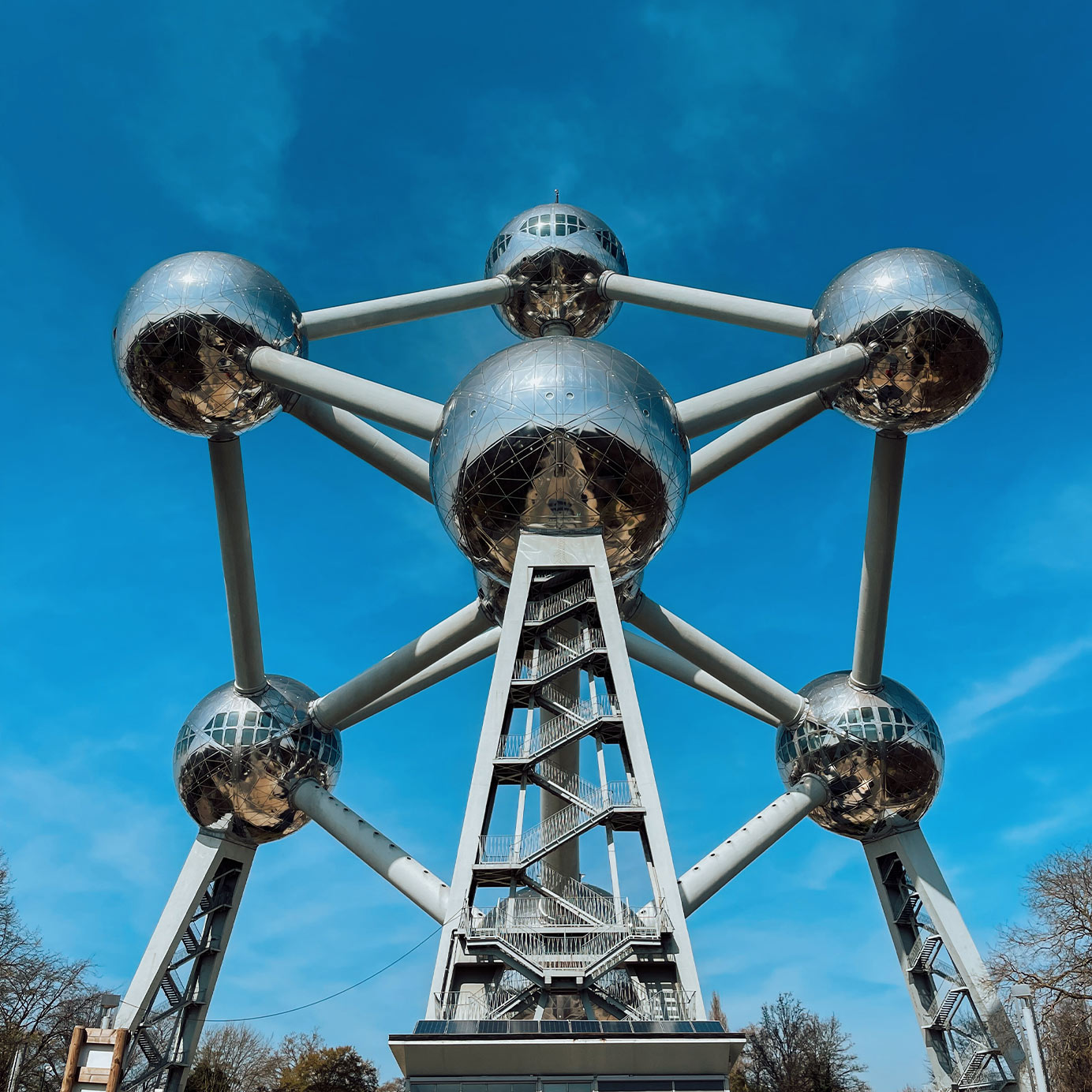 Alójese en un hotel Pestana en Bruselas, Bélgica, y descubra el famoso y moderno edificio Atomium