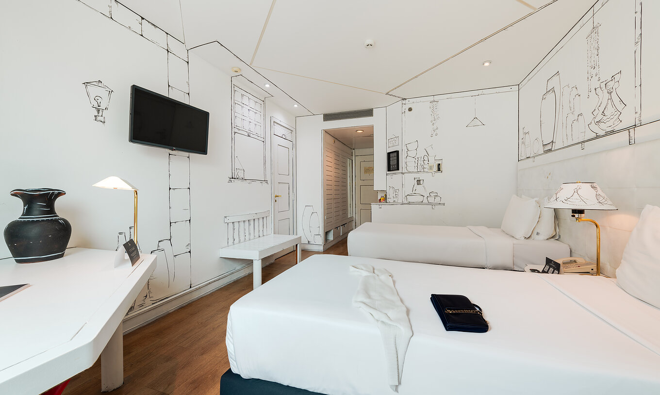 El Art Room del Pestana São Paulo tiene dos camas y pinturas en la pared en blanco y negro del artista Elano Passos