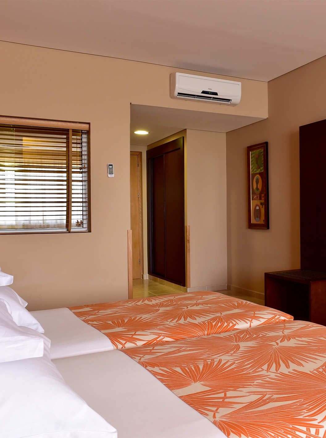 La Habitación Classic Sea View del Pestana Tropico cuenta con dos camas individuales, televisión, mesa de cabeceira y espejo