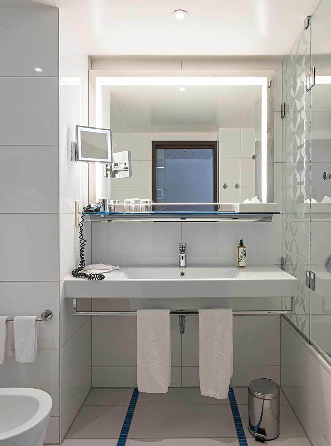 Family Deluxe con baño con bañera, ducha, lavabo y espejo.