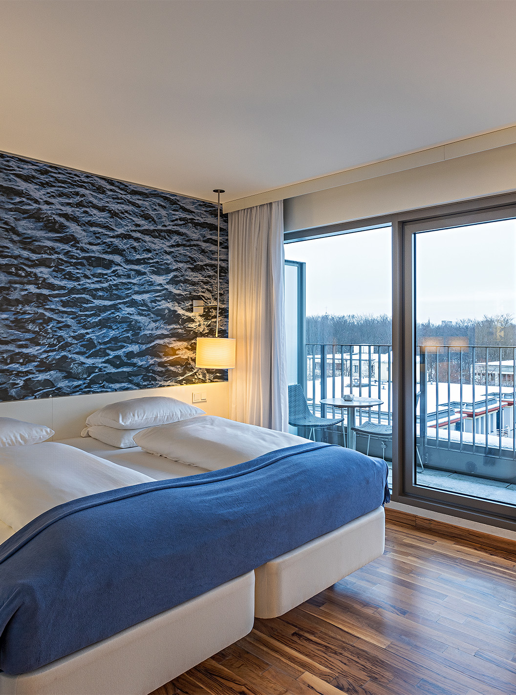 El Cuarto Premium con Balcón y Vista del Pestana Berlin Tiergarten tiene cama doble, sillón y balcón con vista