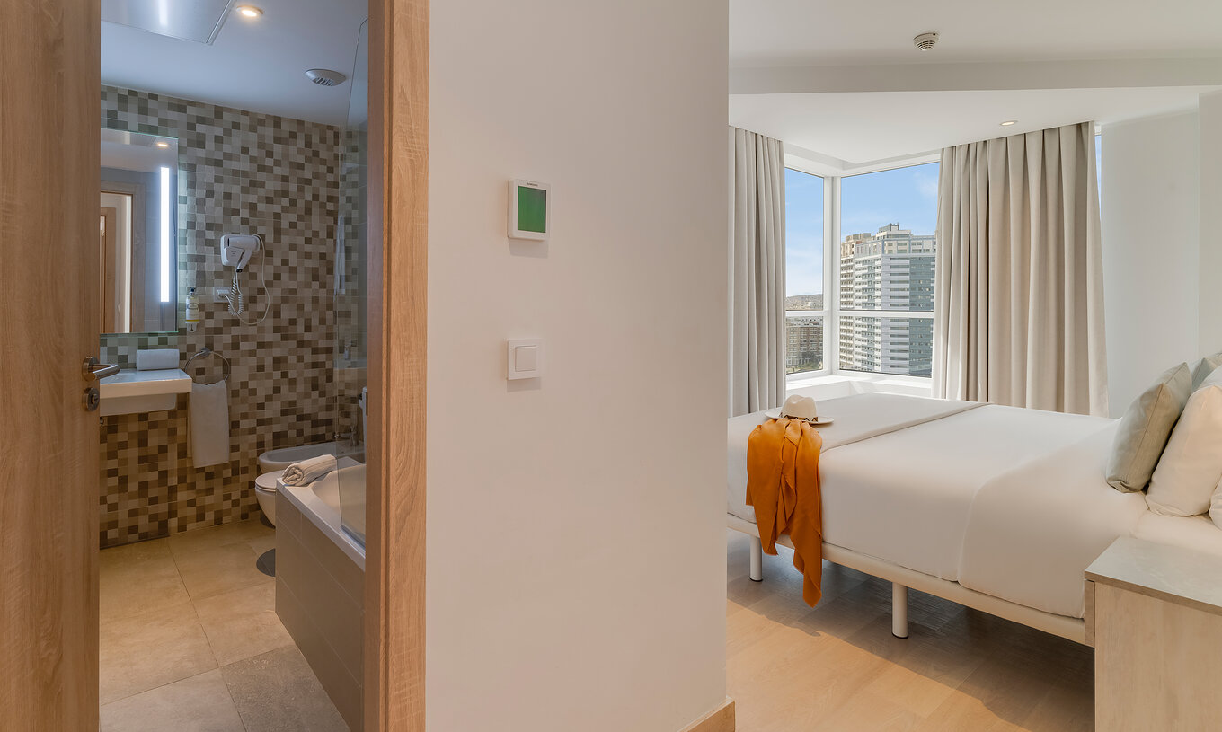 La Suite Familiar del Pestana Tanger City Center cuenta con un baño, cama de matrimonio y una ventana grande