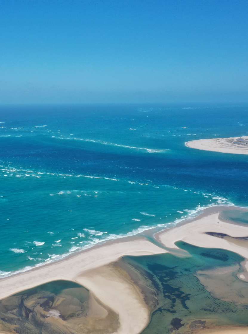Vista aérea deslumbrante de la bahía de Bazaruto, con aguas cristalinas, dunas de arena blanca y arrecifes de coral