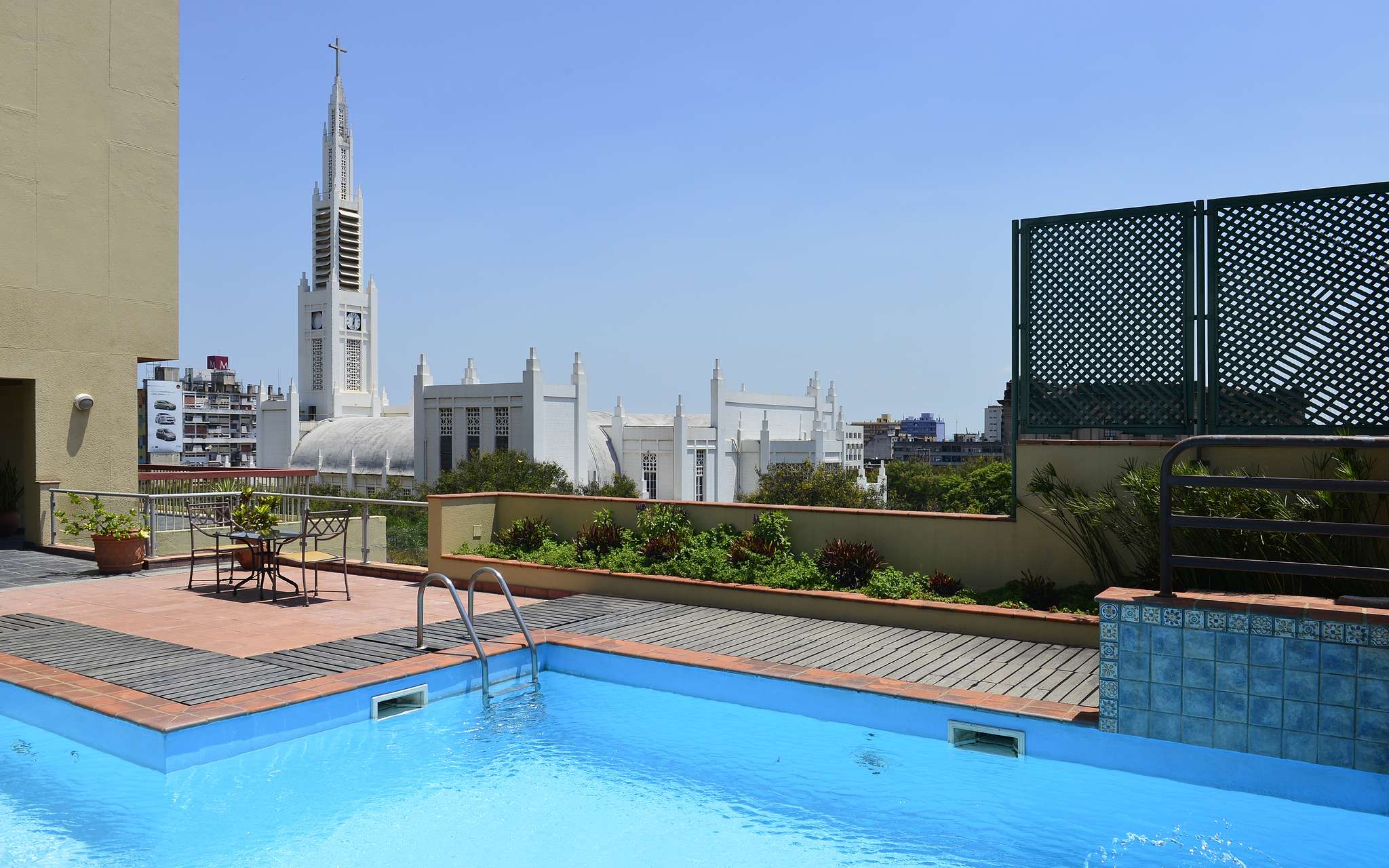 Azotea con piscina y vista a la Catedral de Maputo de Pestana Rovuma, un hotel de 4 estrellas en Maputo