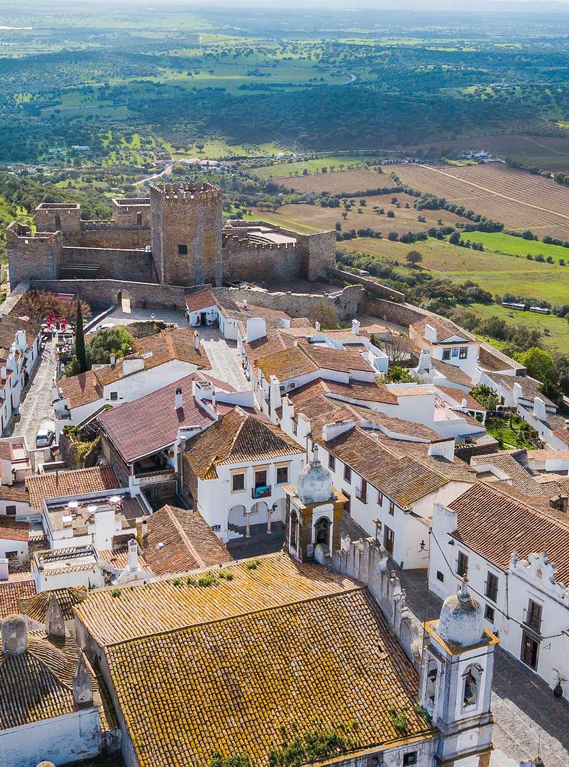Vista aérea del pueblo histórico de Monsaraz, en el Alentejo, destacando el castillo en la cima de la colina
