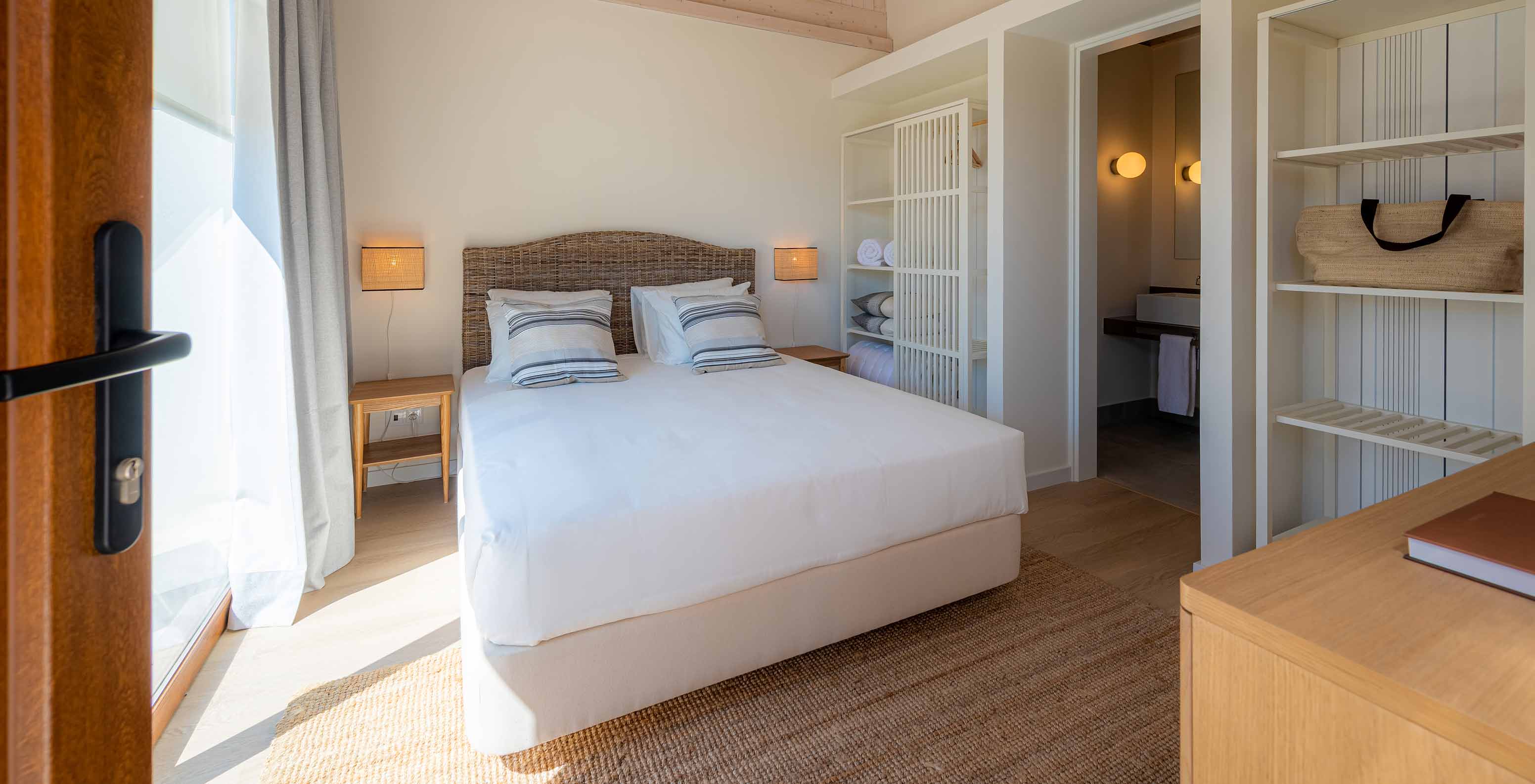 La Standard Green Villa de Pestana Comporta Village Residences tiene un dormitorio con cama doble y decoración sencilla