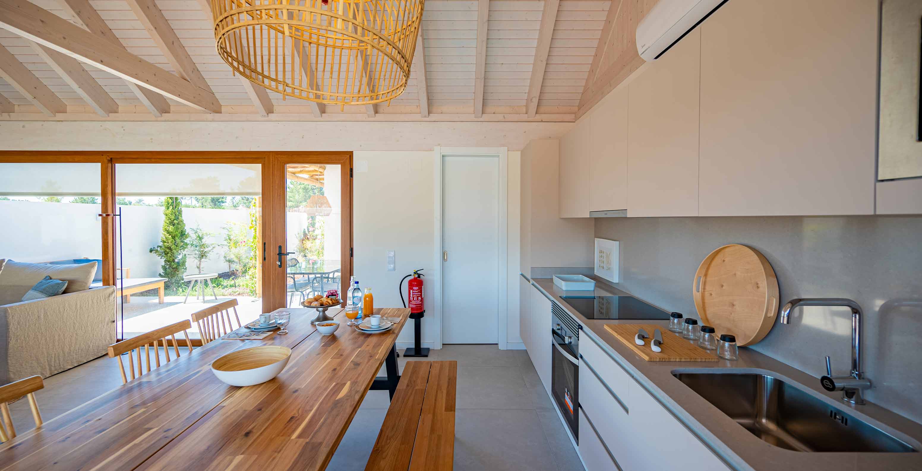 La Standard Green Villa de Pestana Comporta Village Residences tiene una cocina moderna con mesa de madera y horno