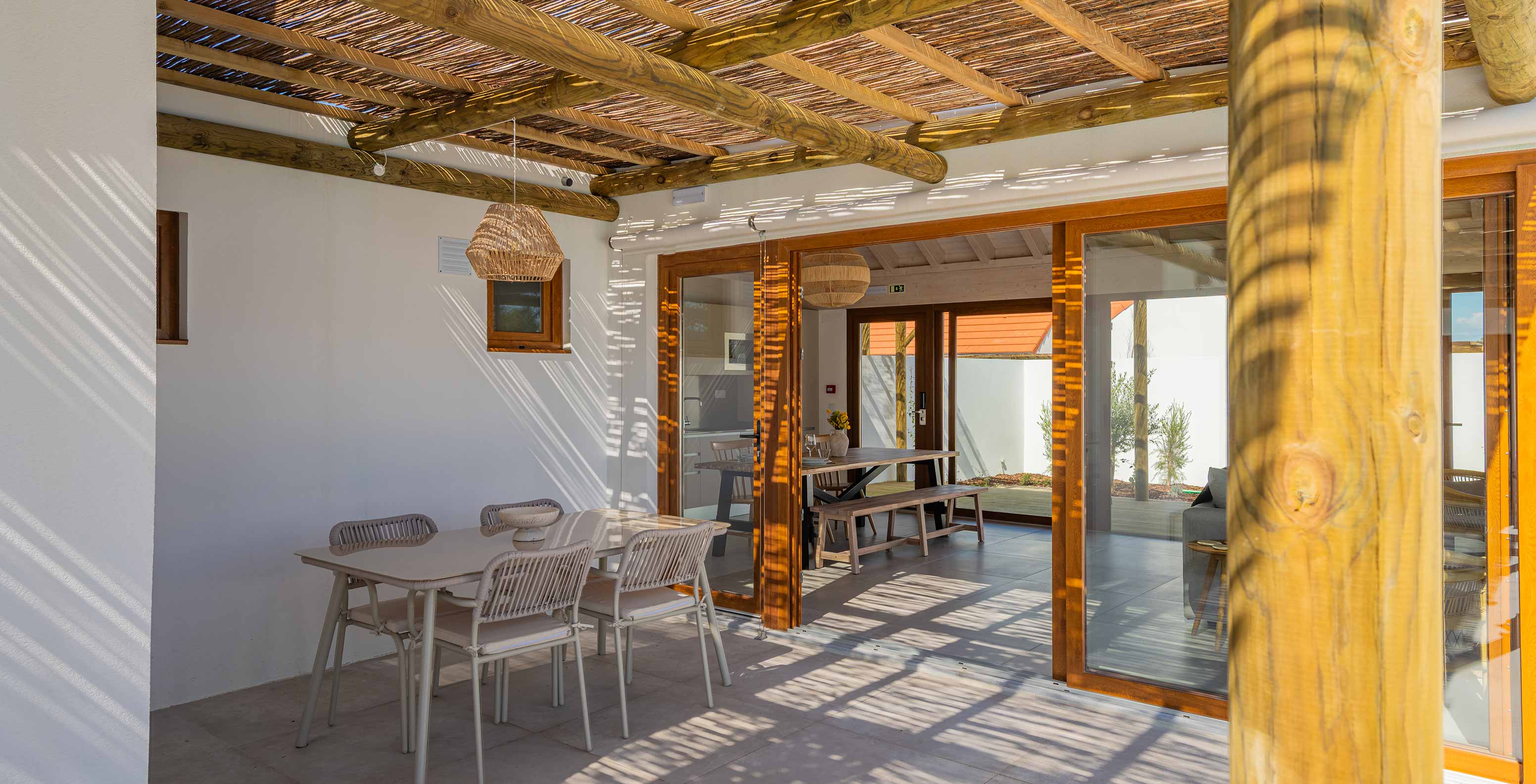 La Premium Villa de Pestana Comporta Village Residences tiene un patio cubierto con mesa que da acceso al interior