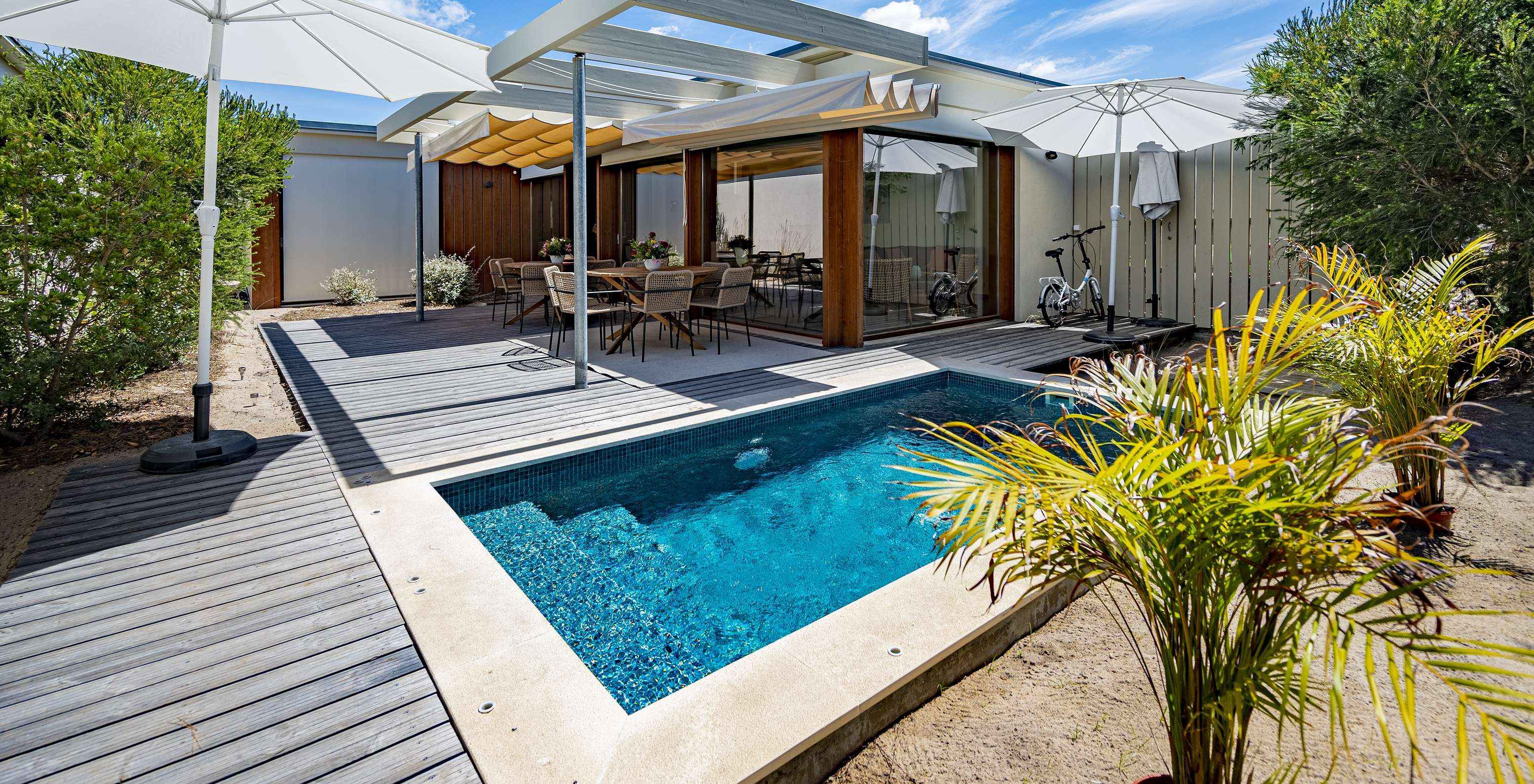 La Aqua Villa del Pestana Tróia Eco Resort tiene una piscina privada con mesa y sillas al lado