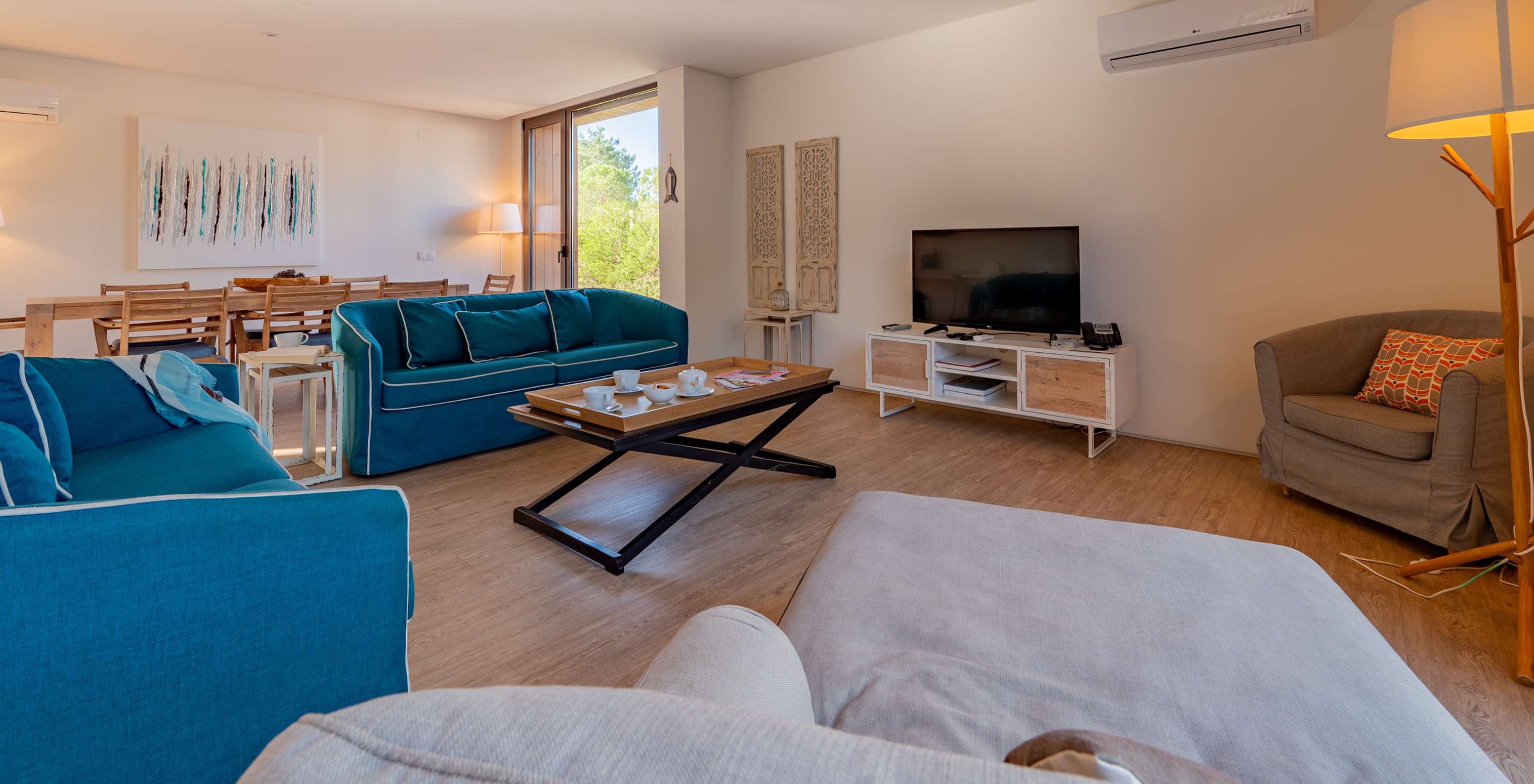 Las Deluxe 4 Bedroom Villas con Piscina Privada del Pestana Tróia Eco Resort tienen una sala con sofás y una mesa de apoyo