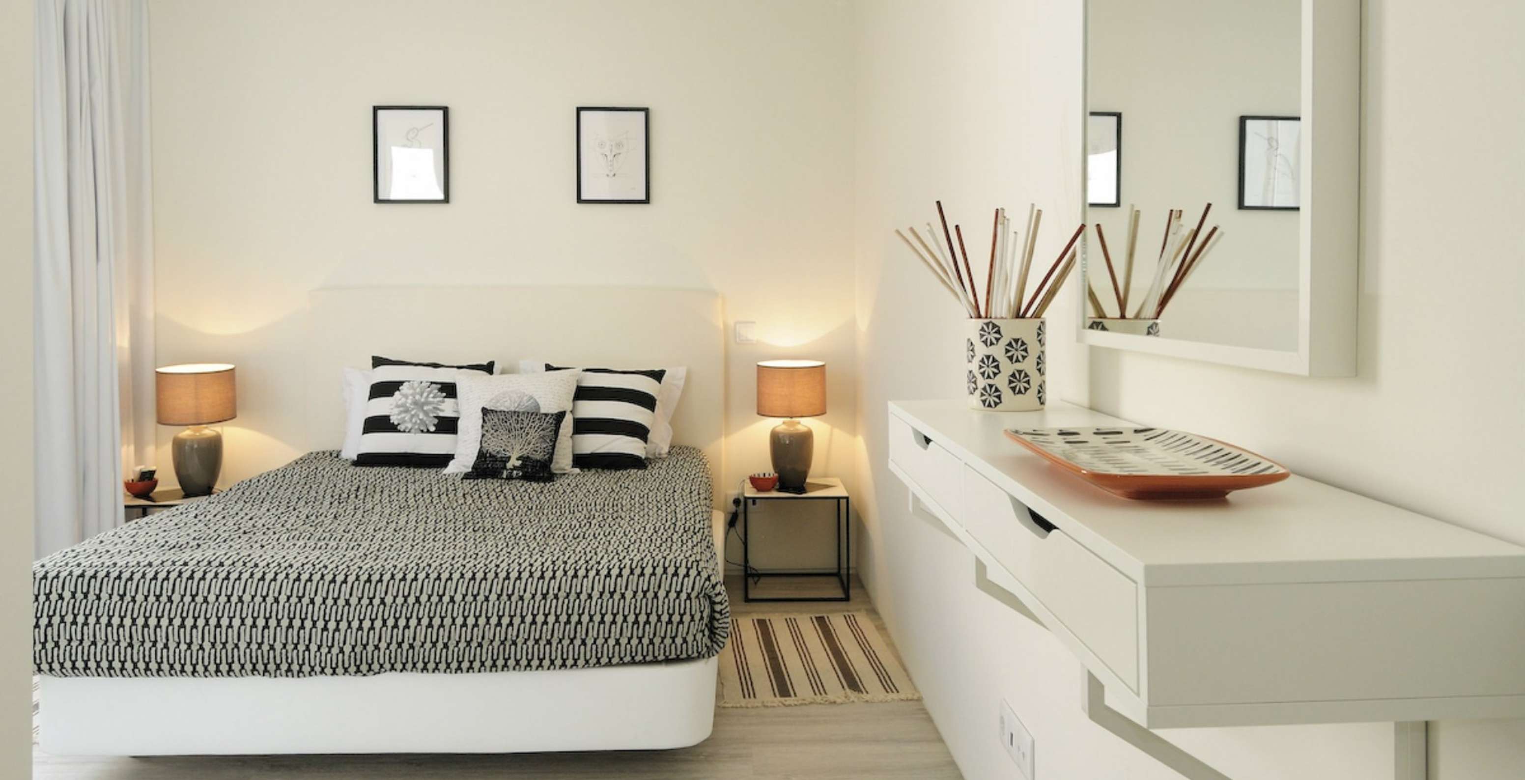 Las Villas de 3 Habitaciones del Pestana Tróia Eco Resort tienen una cama de matrimonio con mesas de noche