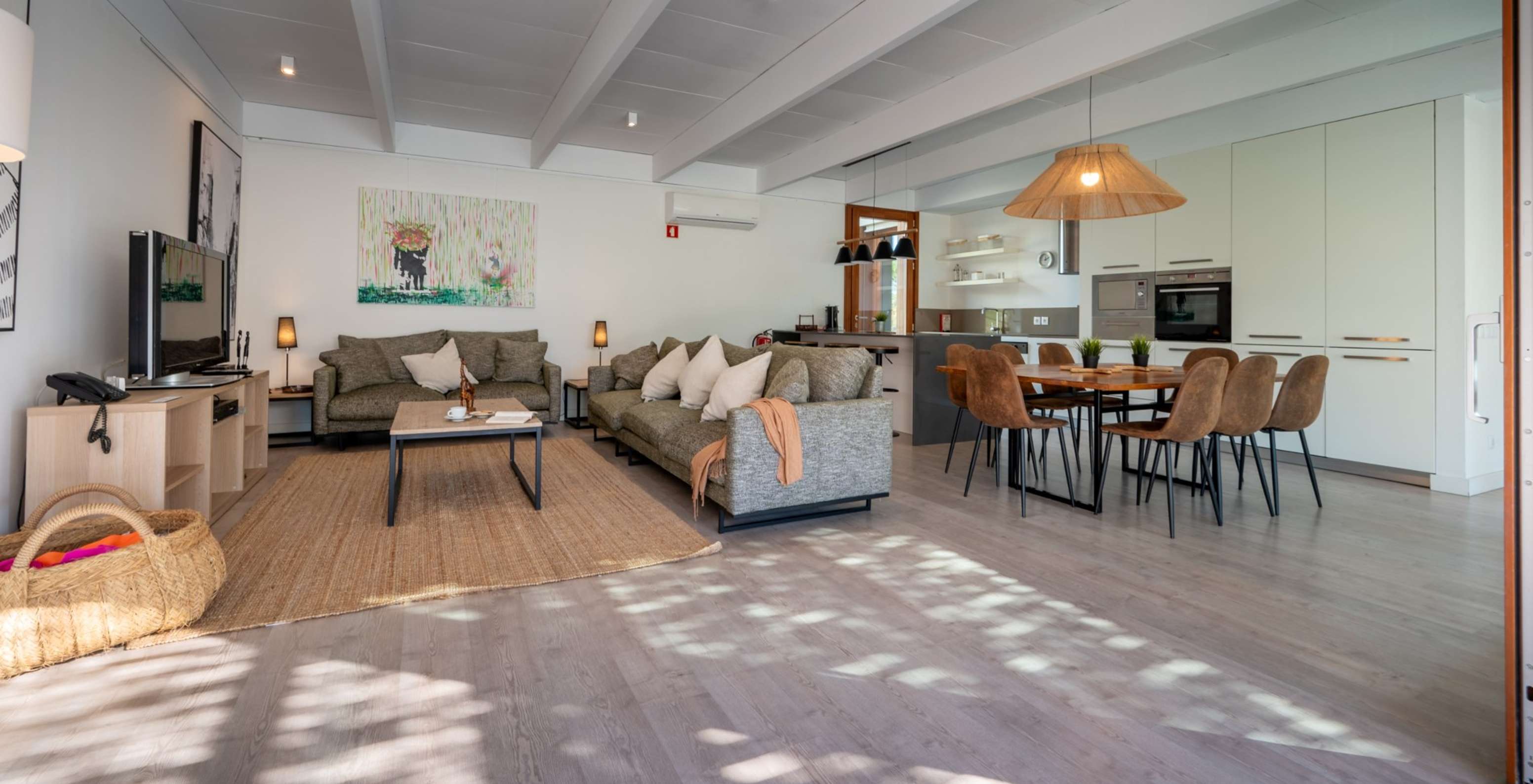 Las Villas de 4 Habitaciones del Pestana Tróia Eco Resort tienen una gran sala de estar conectada a la cocina con sofá y mesa