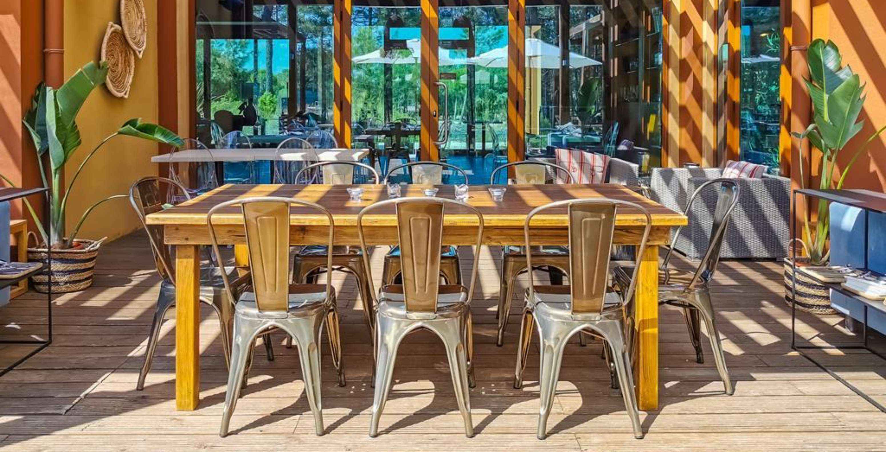 El restaurante Grão de Bico, del Eco Resort a 10 Minutos de la Playa de Comporta, tiene una terraza agradable con mesas