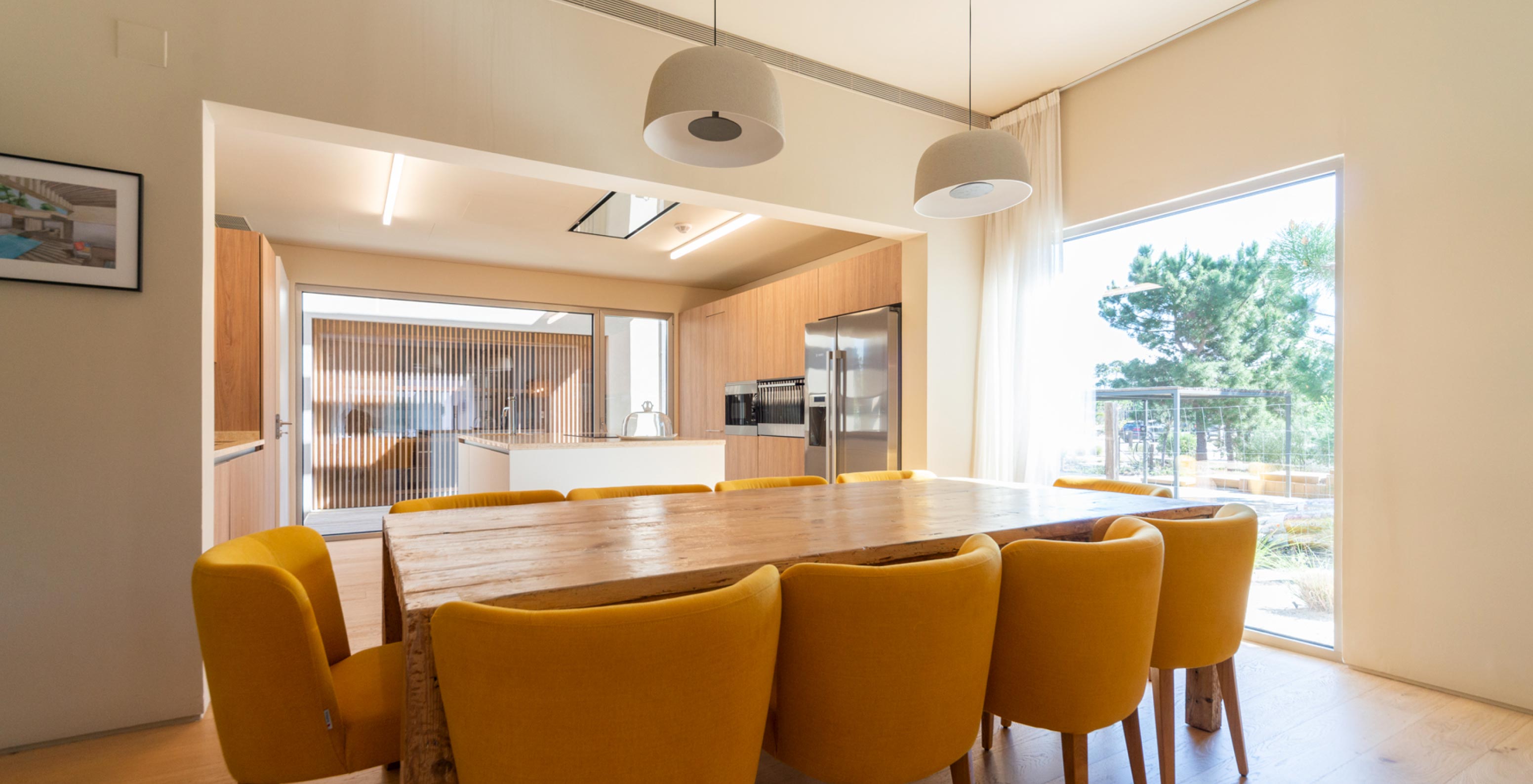 La villa exclusiva con piscina del Pestana Tróia Eco Resort tiene una sala de estar con mesa de comedor de madera y sillas