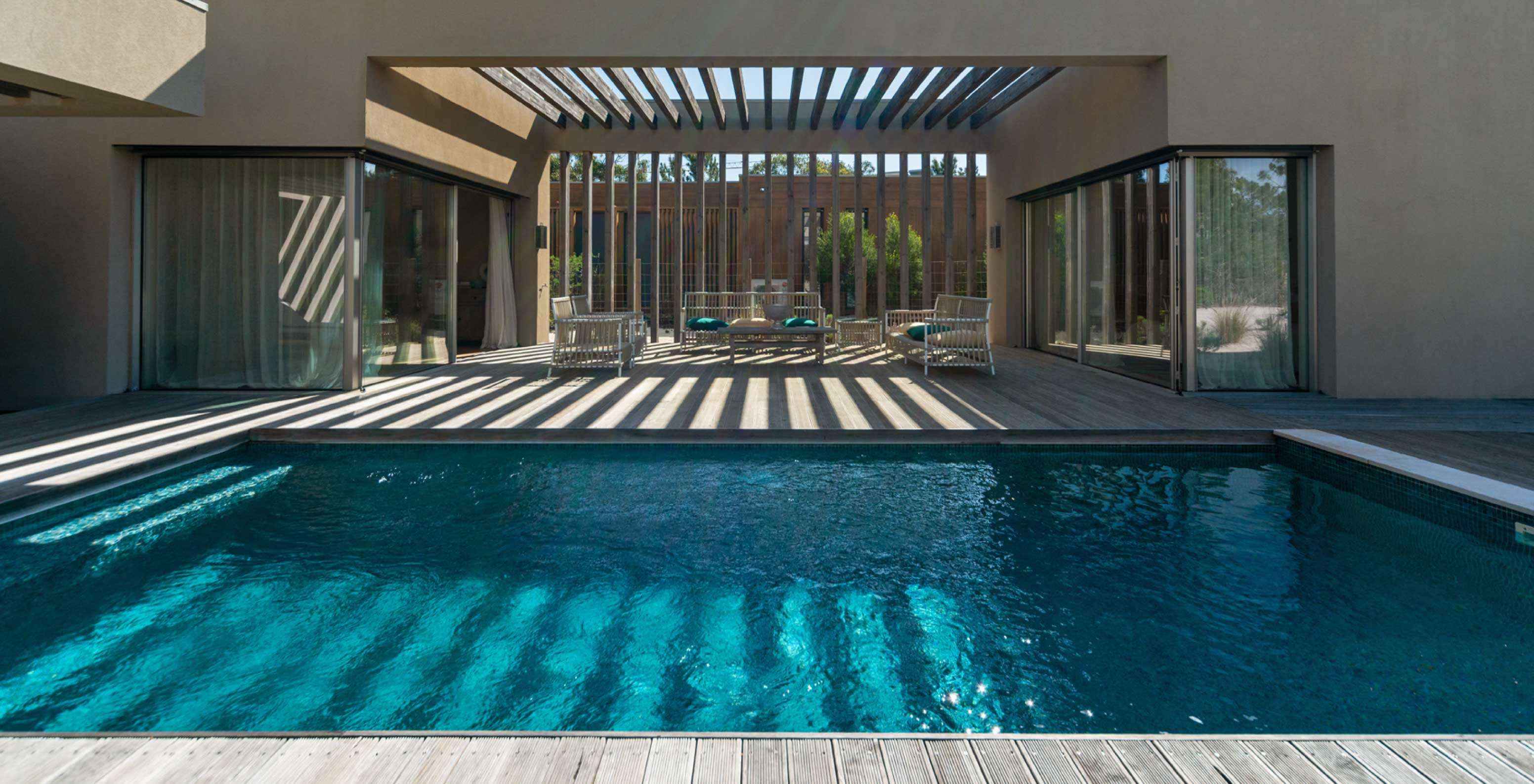 Una villa exclusiva con piscina del Pestana Tróia Eco Resort tiene una zona exterior con terraza, piscina y zona de estar