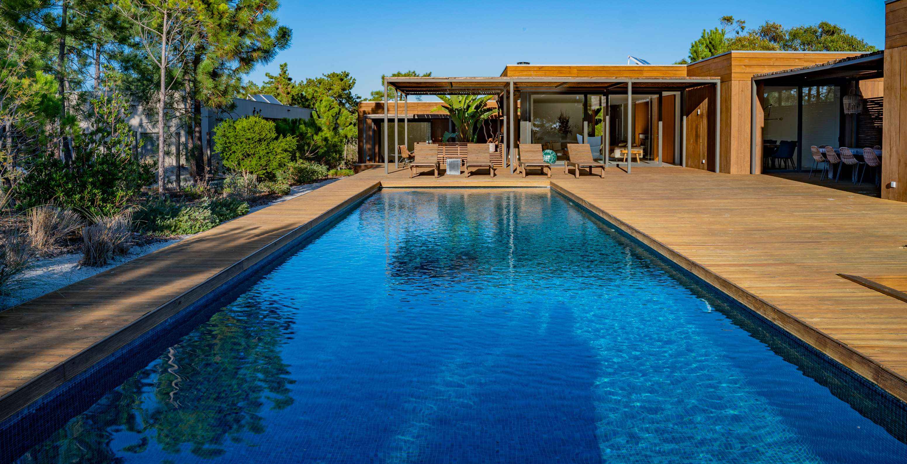 Las Exclusive Villas con Piscina Privada del Pestana Tróia Eco Resort tienen una amplia piscina con varias tumbonas