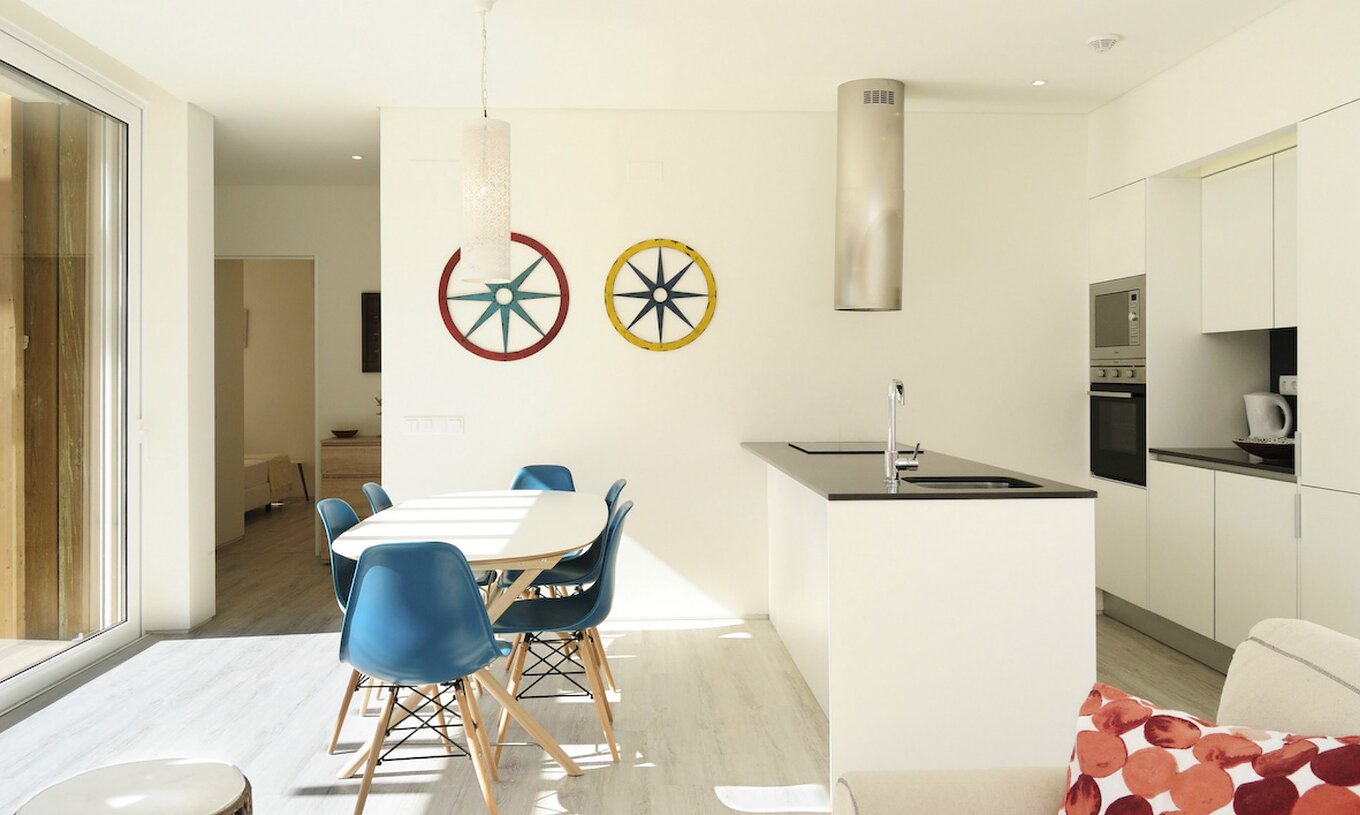 Las Sand Villas con Piscina Privada del Pestana Tróia Eco Resort tienen una cocina con encimera y mesa con sillas