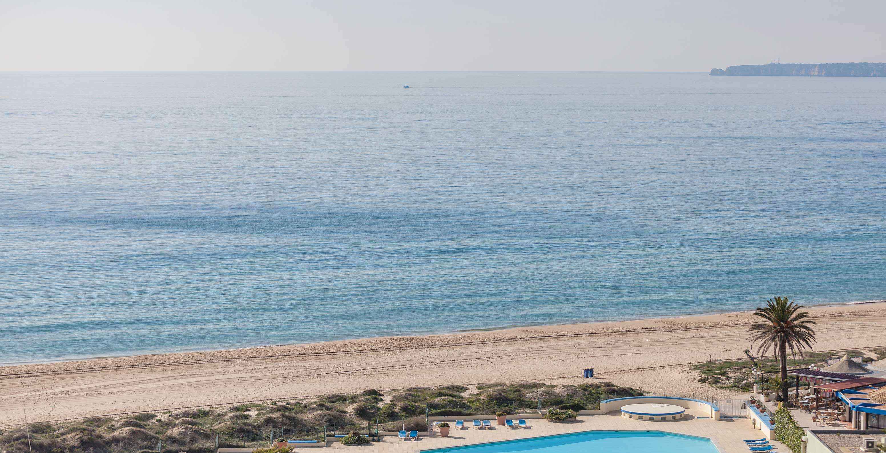 Desde el Apartamento T1 Vista Mar del Pestana Alvor Atlântico es posible ver la playa, el mar y una piscina exterior