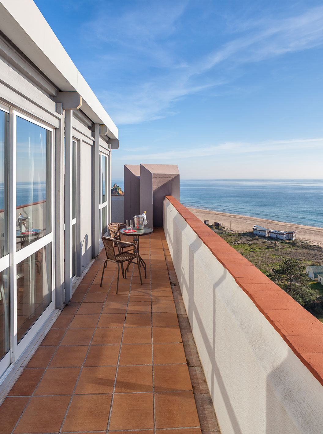 El Apartamento T1 Vista Mar del Pestana Alvor Atlântico tiene balcón con mesa y dos sillas con vista a la playa y el mar