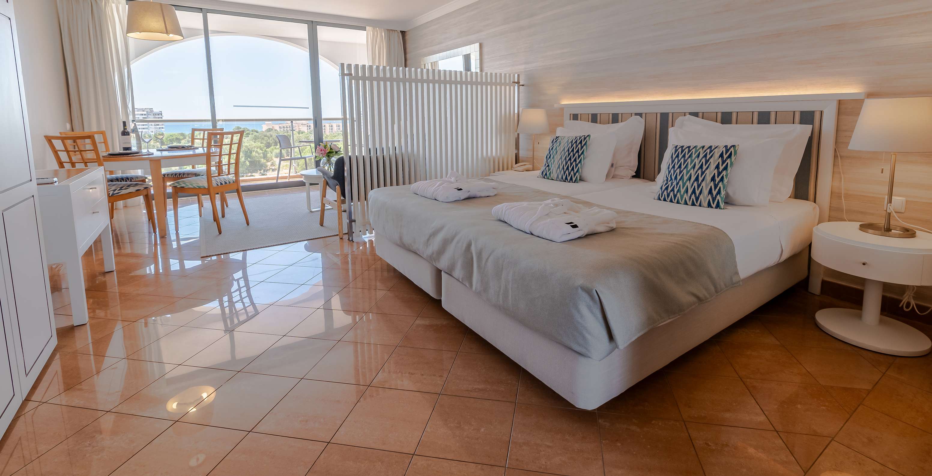 El T0 - Estudio Premium del Pestana Alvor Park tiene una cama de matrimonio, una mesa de comedor y un balcón