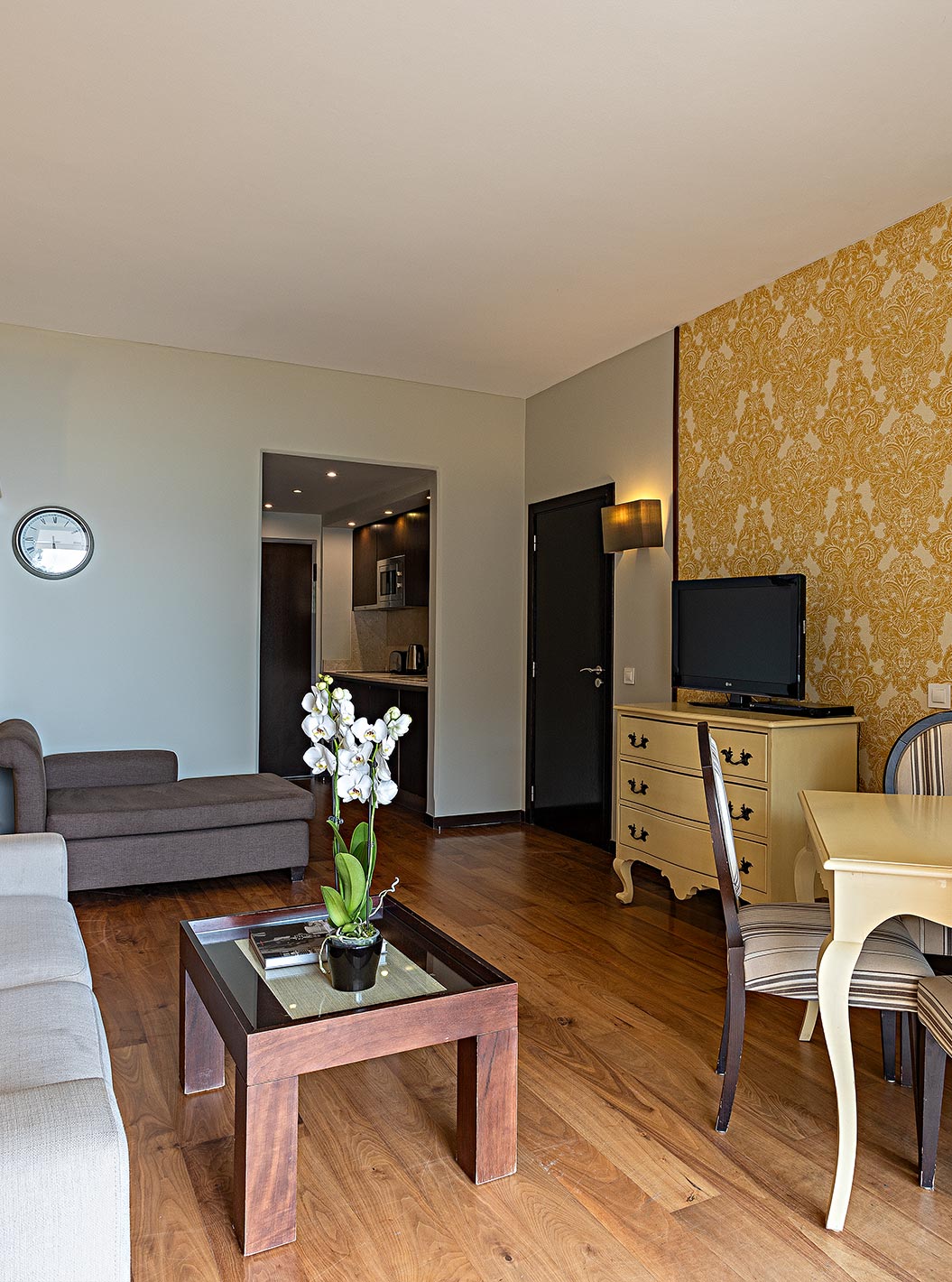 La Cliff Suite T1 en Pestana Alvor Praia tiene una sala de estar con televisión y un balcón con una mesa y vistas al mar