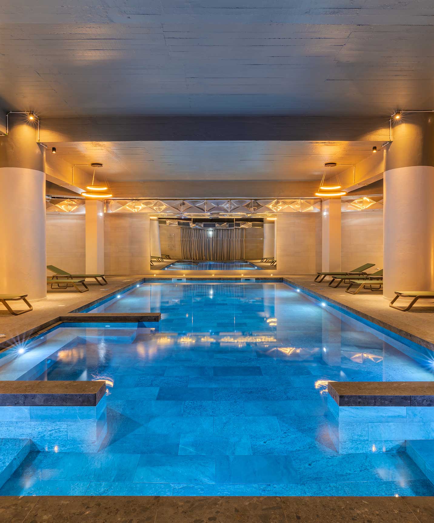  Pestana Blue Alvor Beach un hotel de 5 estrellas con piscinas y cerca de la playa también tiene piscina interior climatizada